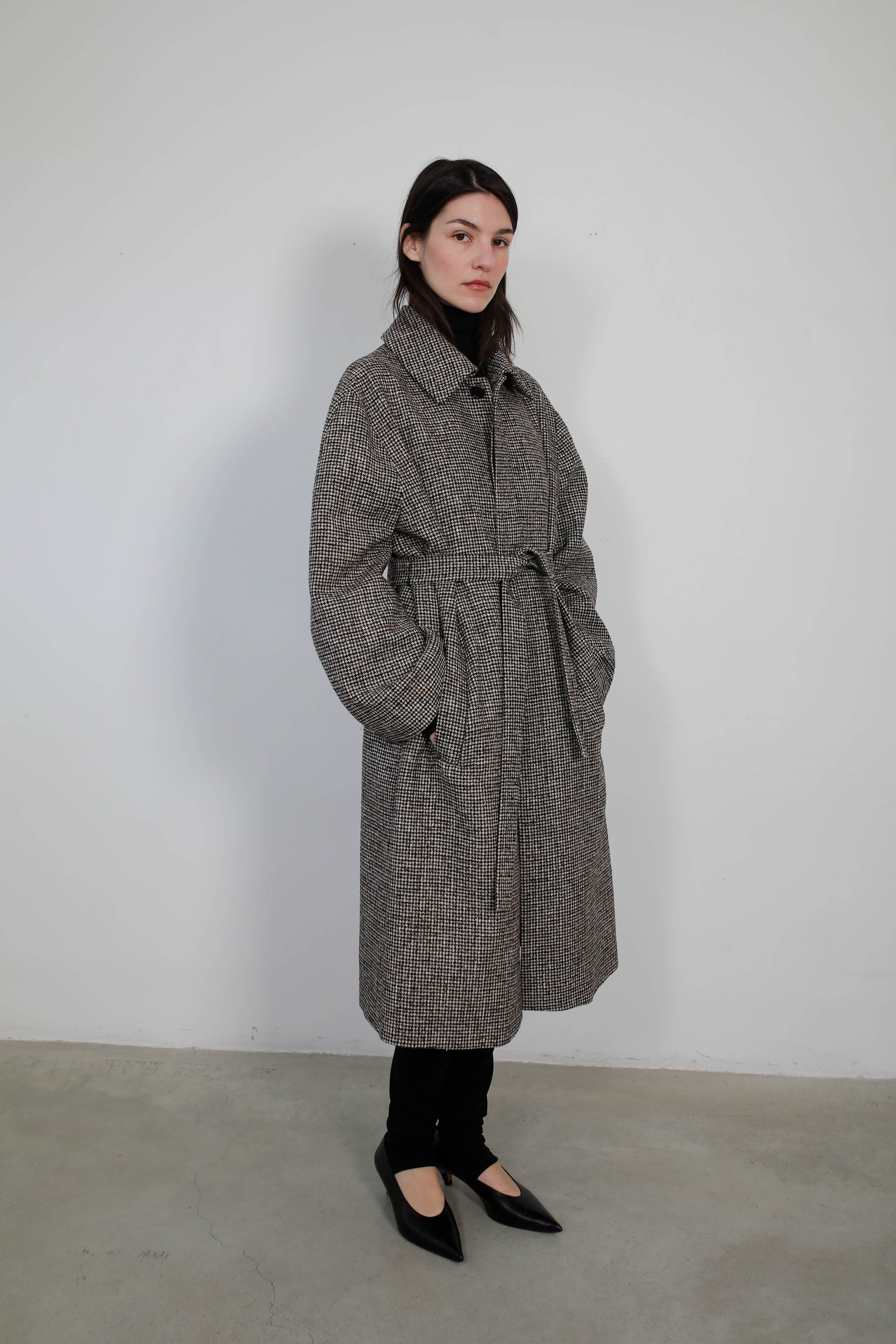 TRENCH COAT WITH ASYMMETRIC ARMHOLES AND PULL FOOT