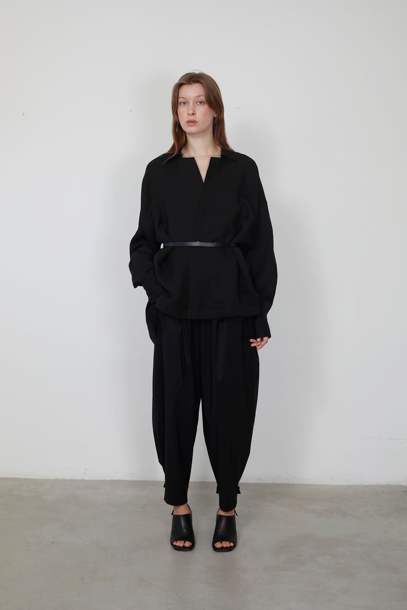 CHAQUETA LIGERA VS CAMISA NEGRA CON CINTURON