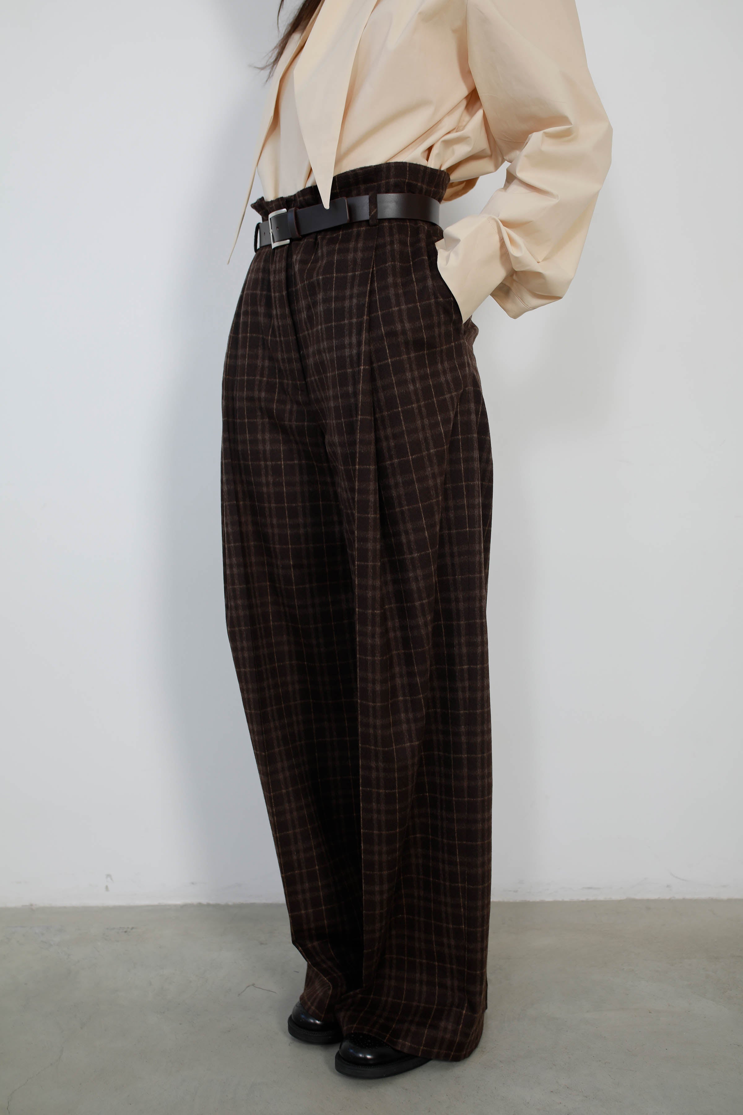 Wide-leg plaid pants with a high waist and a belt loop