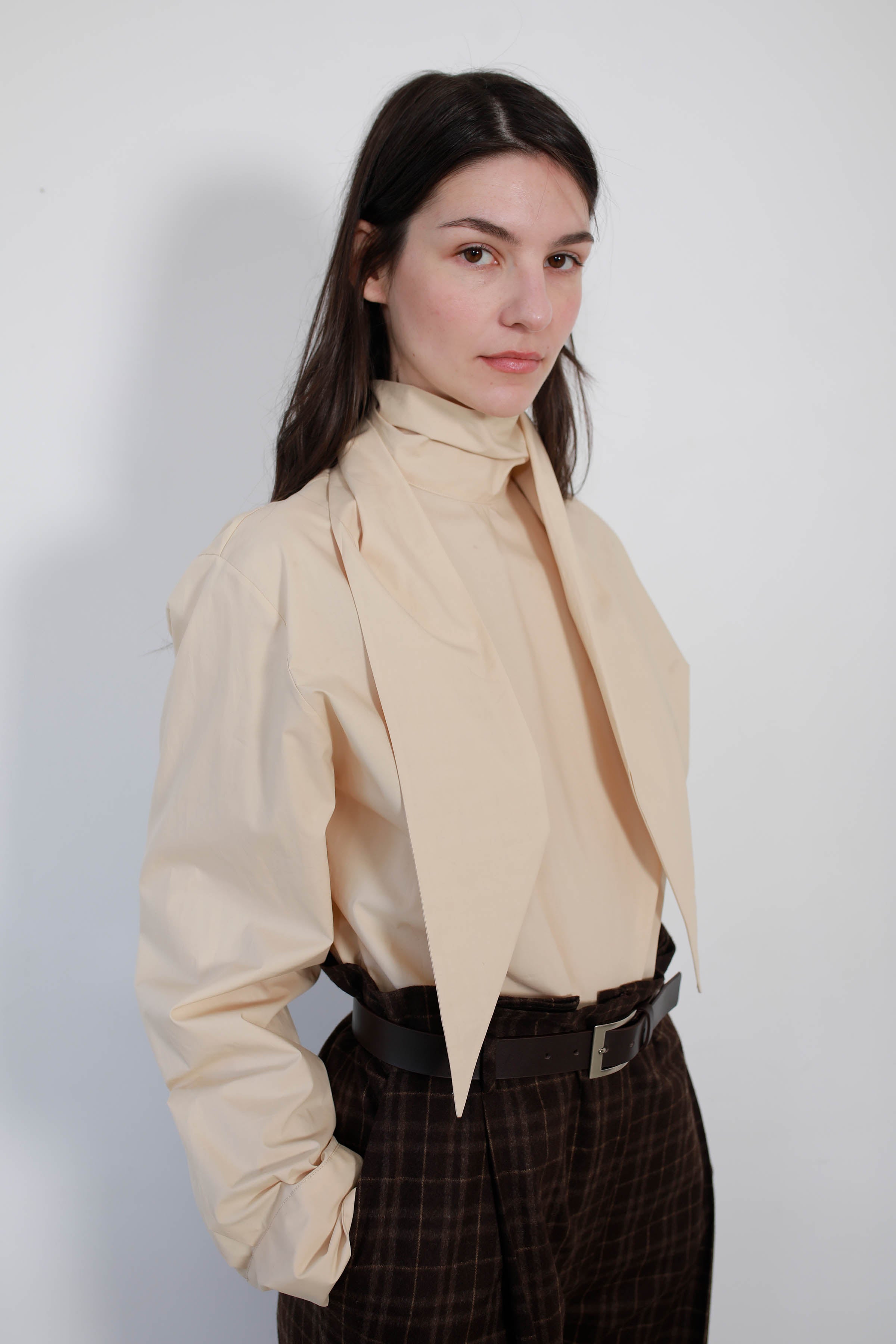 BLUSA VERSATIL CON LAZO ALGODÓN BEIGE