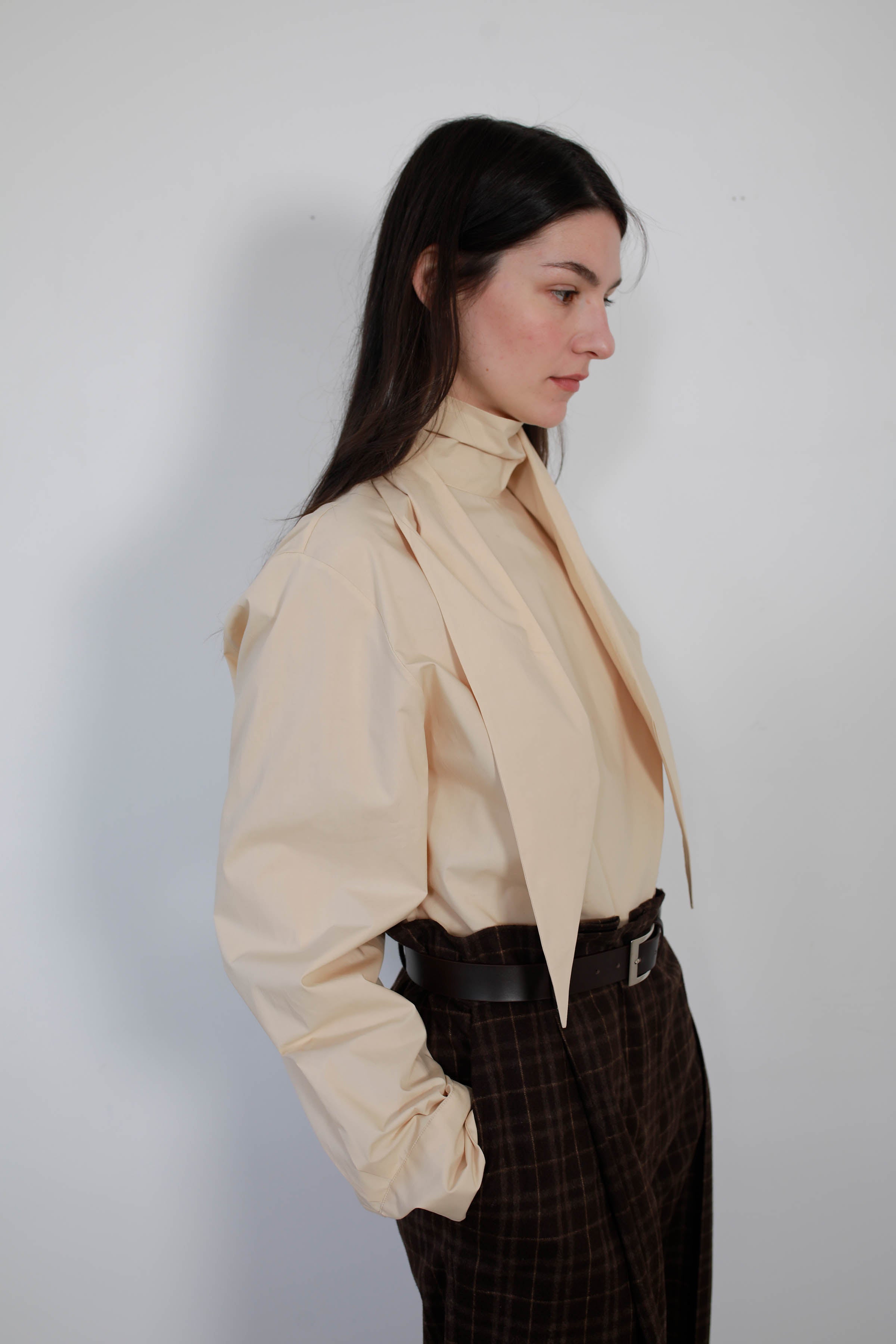 BLUSA VERSATIL CON LAZO ALGODÓN BEIGE