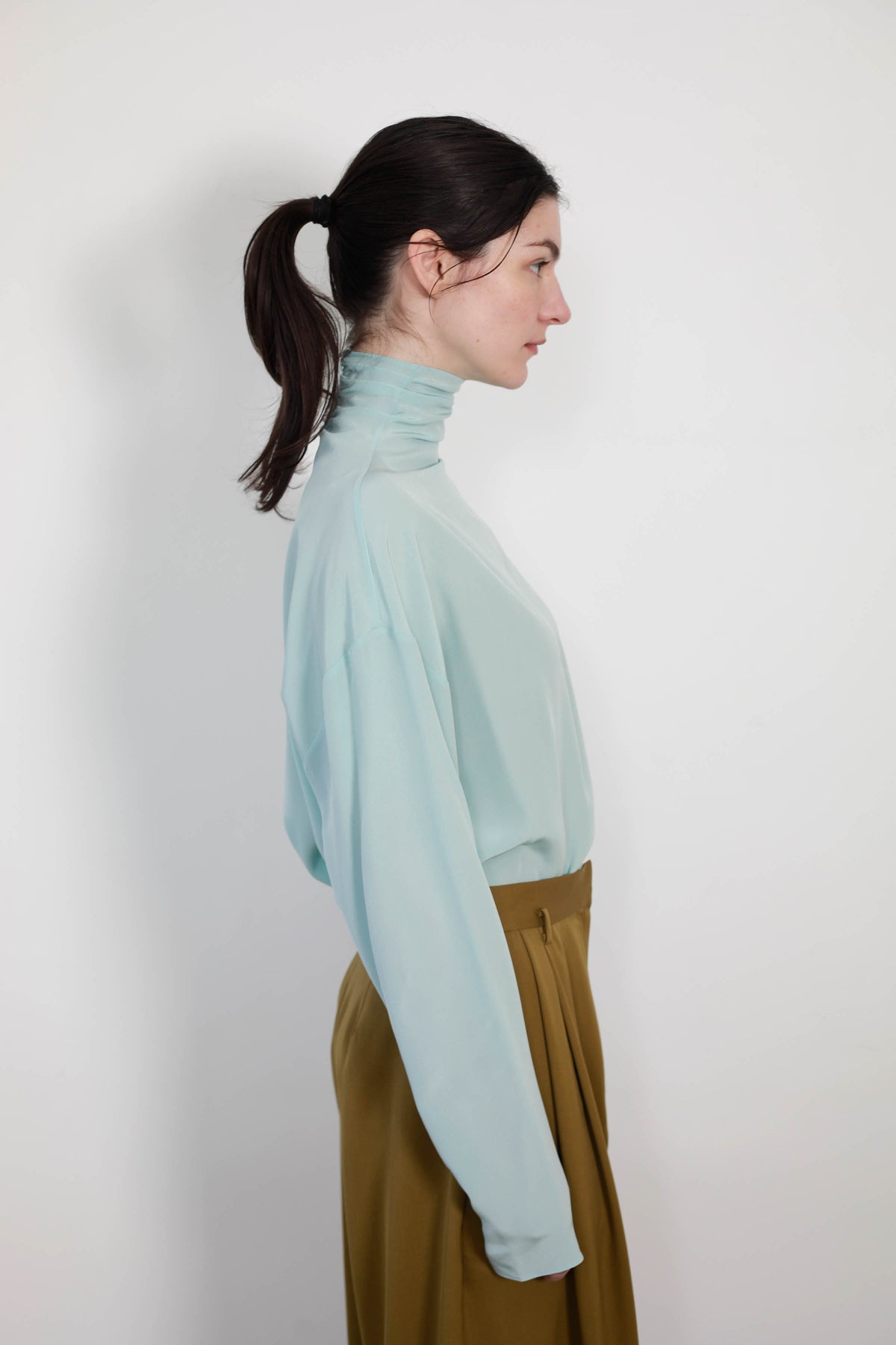 BLUSA DE SEDACUELLO ALTO FRUNCIDO EN ESPALDA CON CREMALLERA
