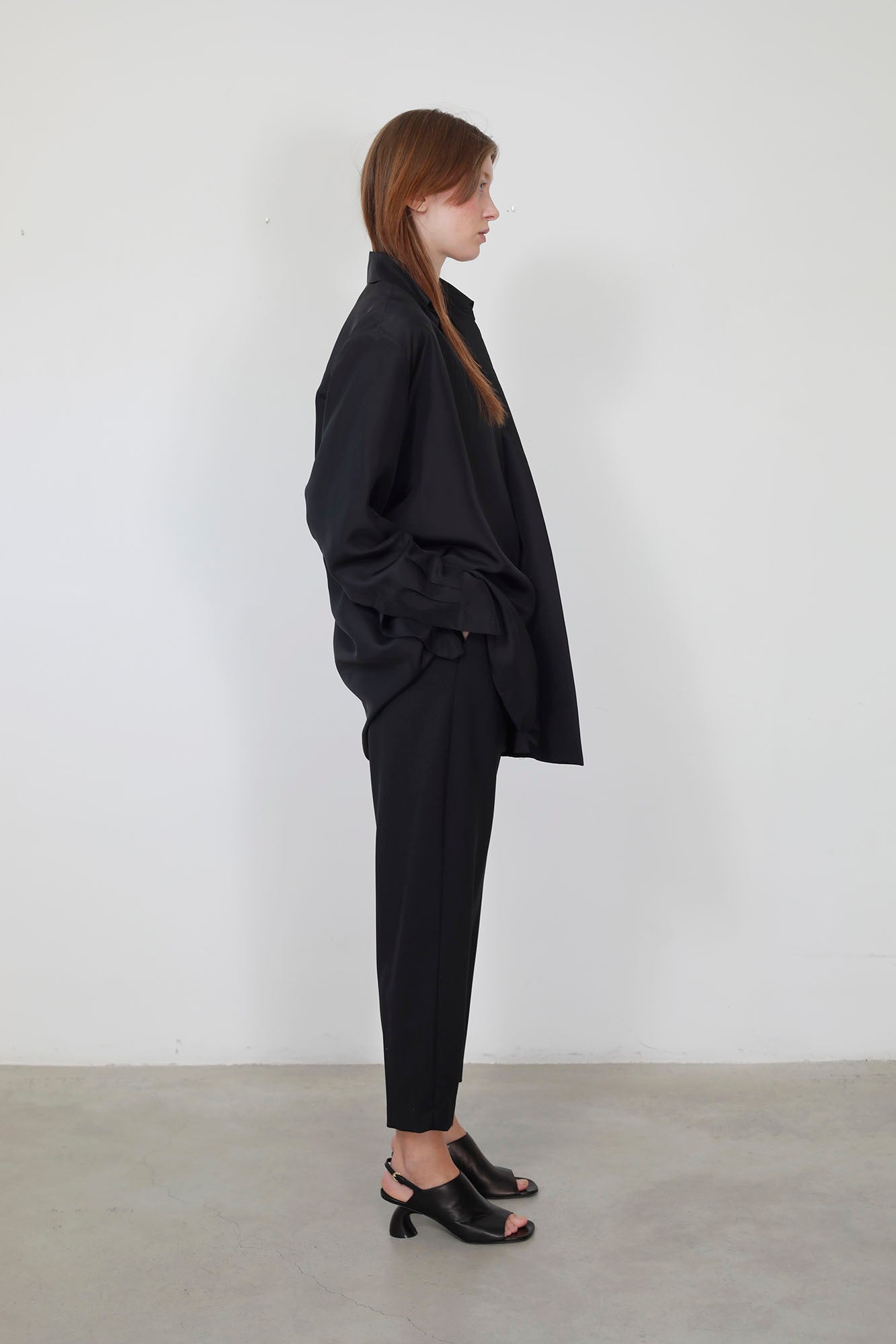 CAMISA SEDA VS CHAQUETA LIGERA NEGRA