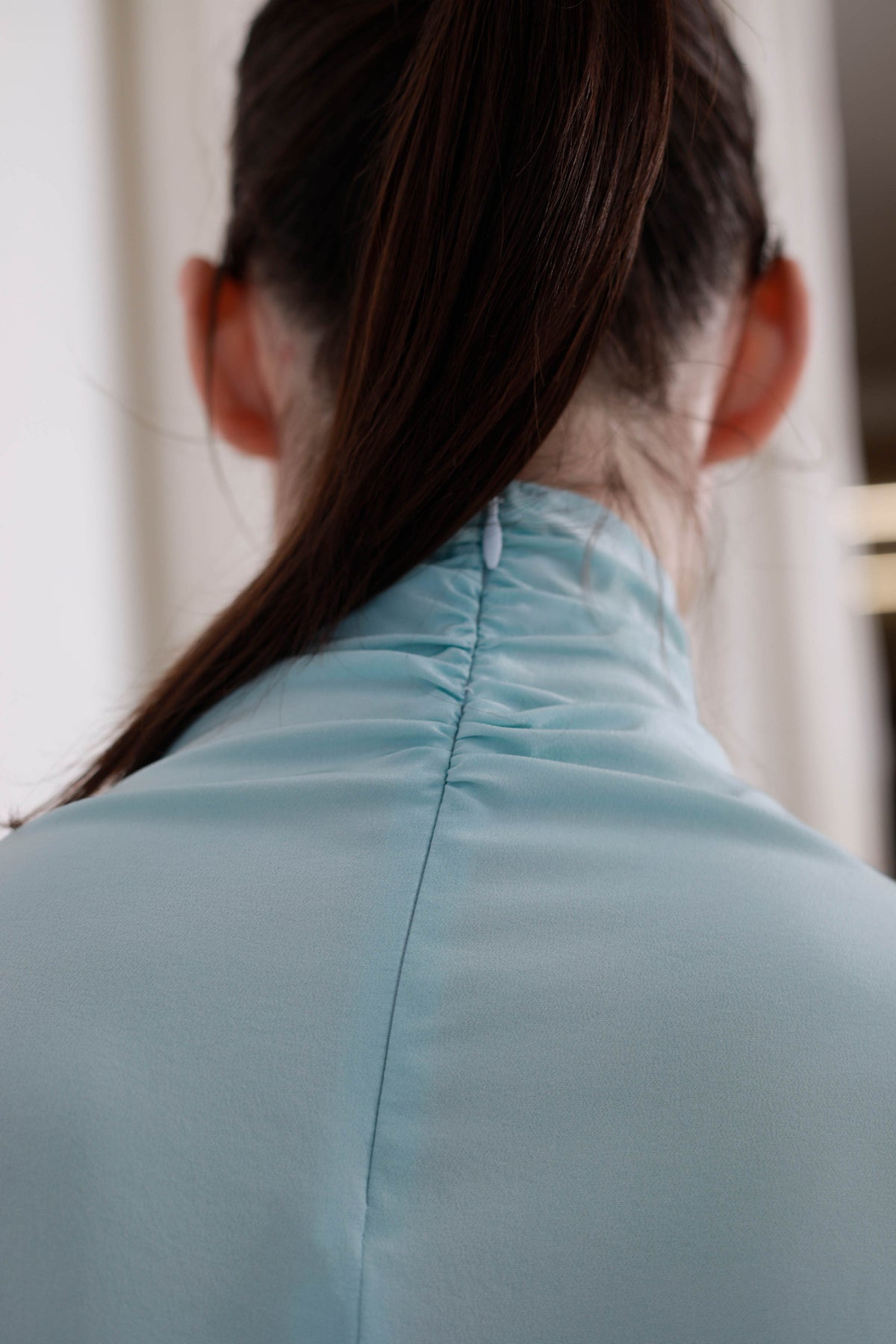 BLUSA DE SEDACUELLO ALTO FRUNCIDO EN ESPALDA CON CREMALLERA