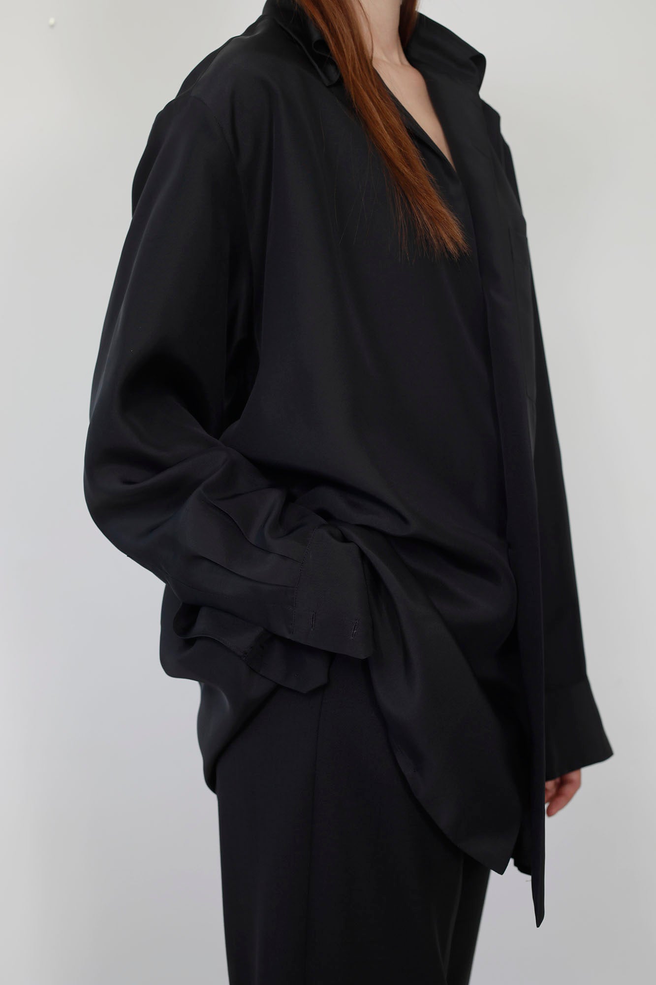 CAMISA SEDA VS CHAQUETA LIGERA NEGRA