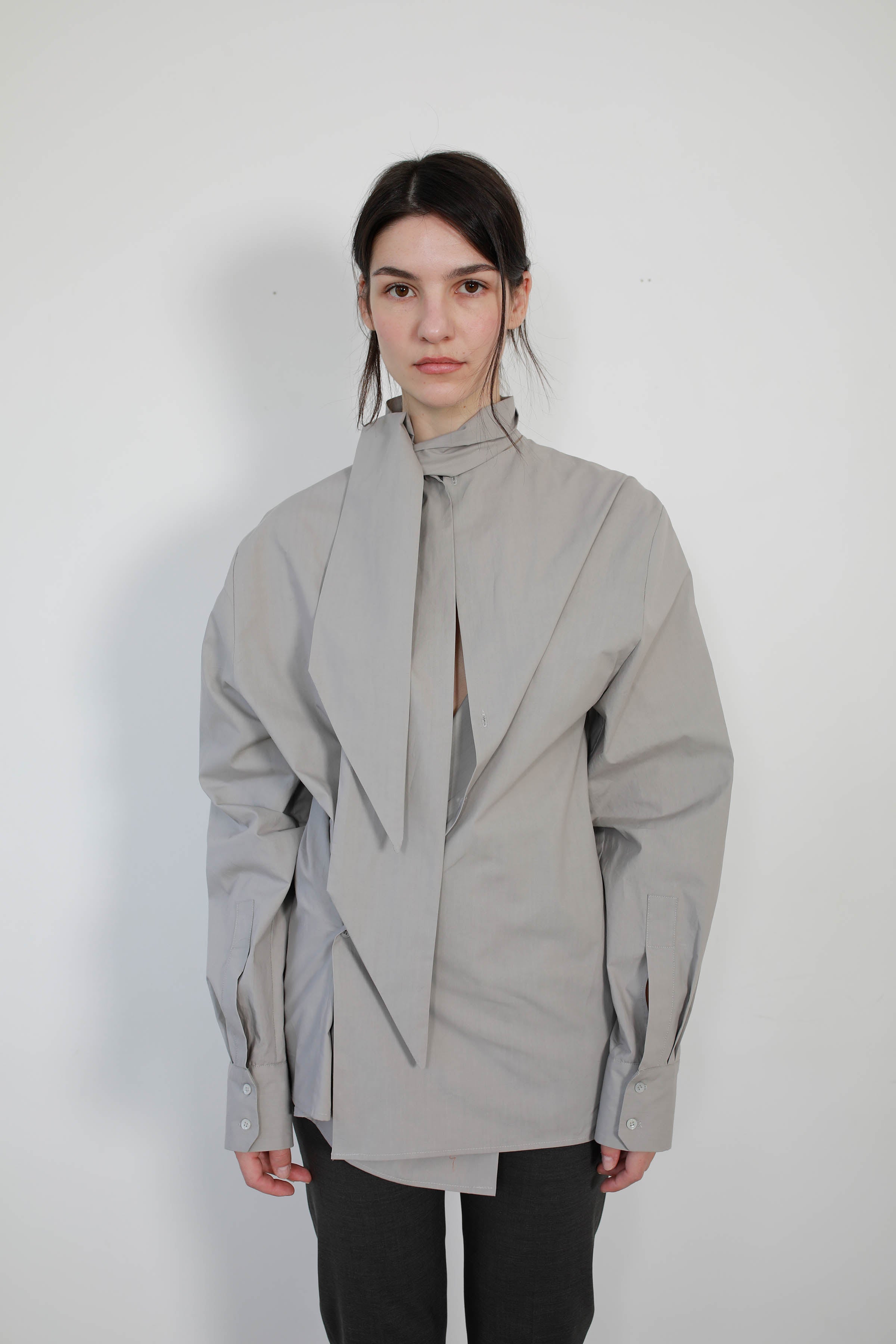 BLUSA VERSATIL CON LAZO ALGODÓN GREY