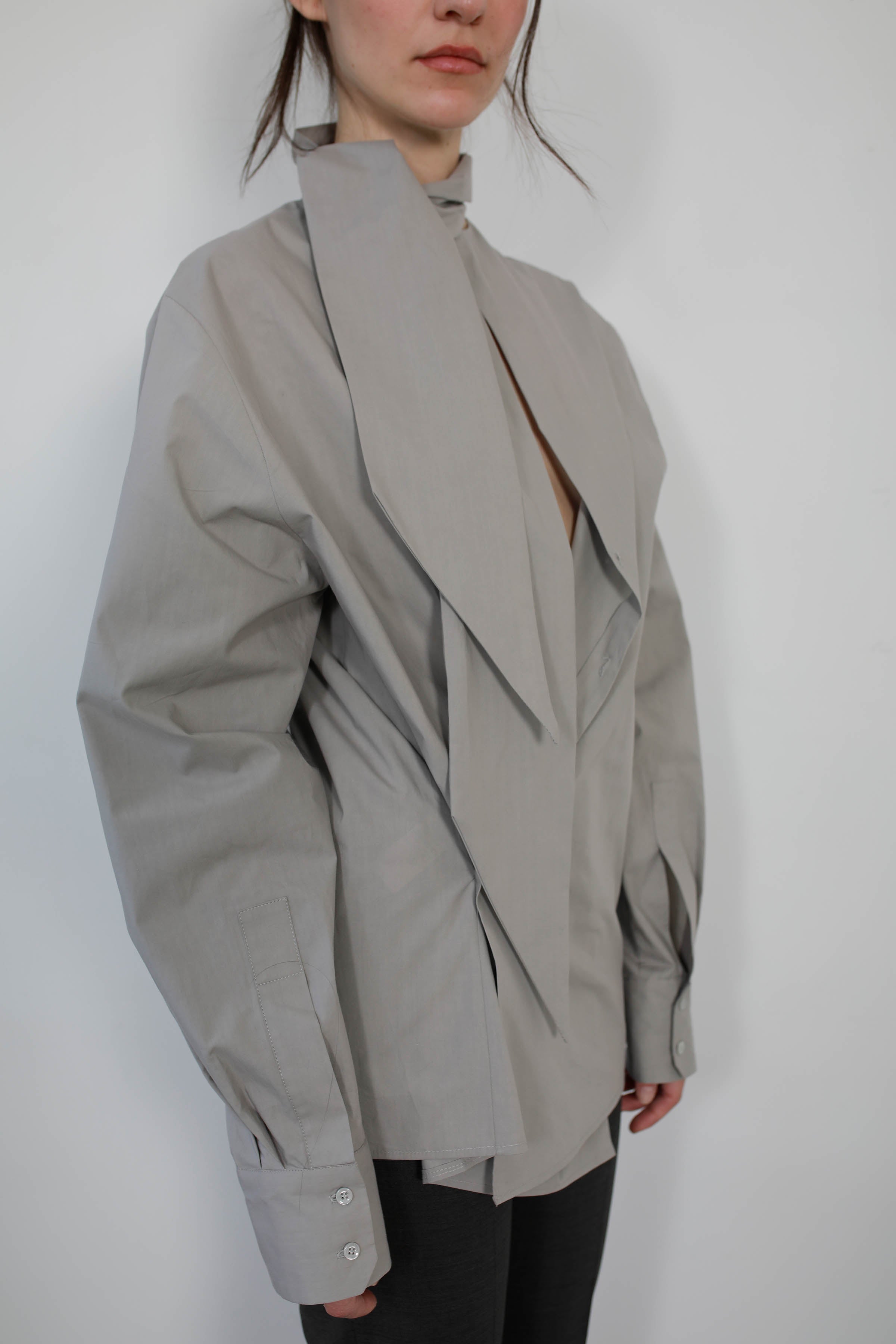 BLUSA VERSATIL CON LAZO ALGODÓN GREY