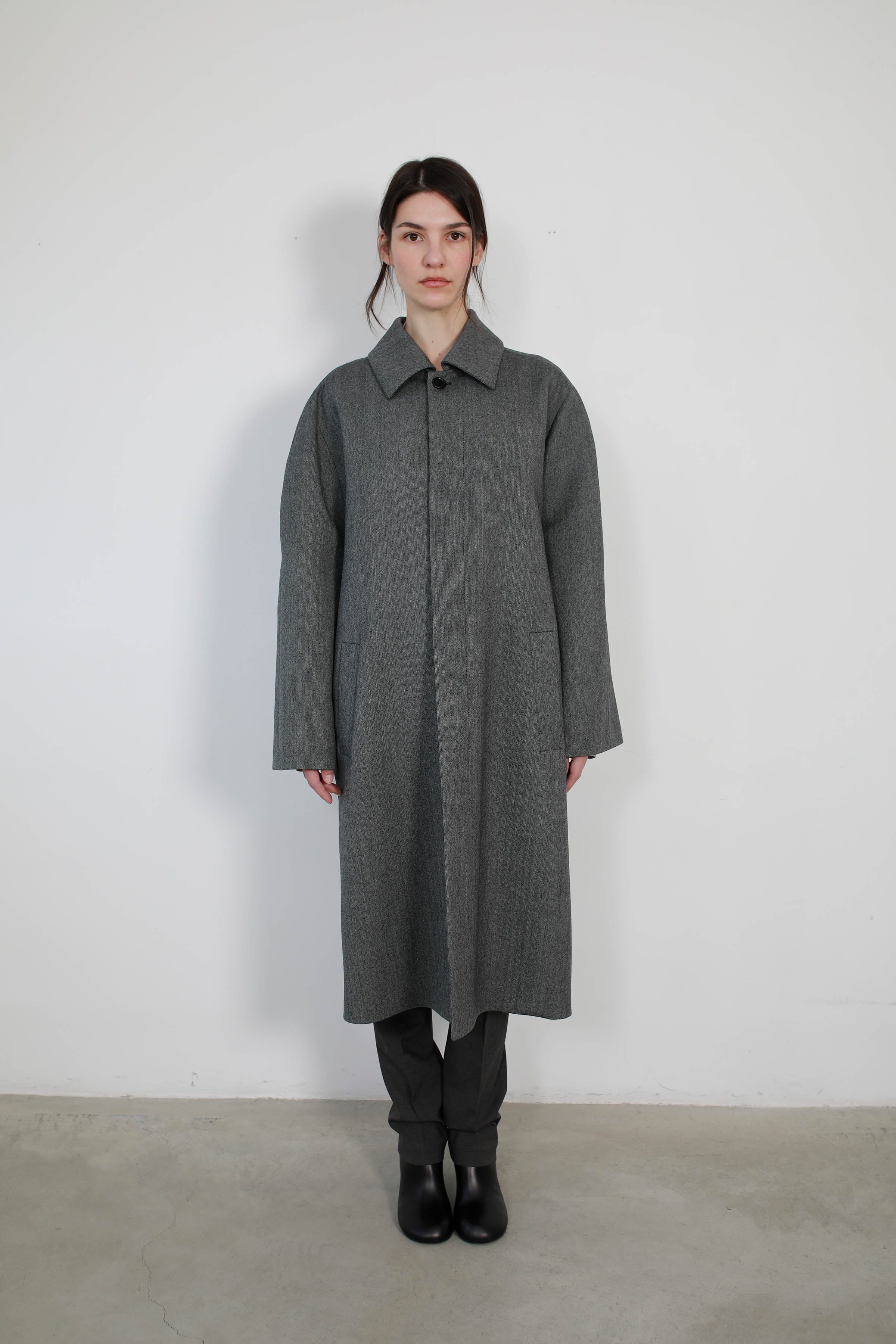 GABARDINA CON SISAS ASIMÉTRICAS EN LANA GRIS