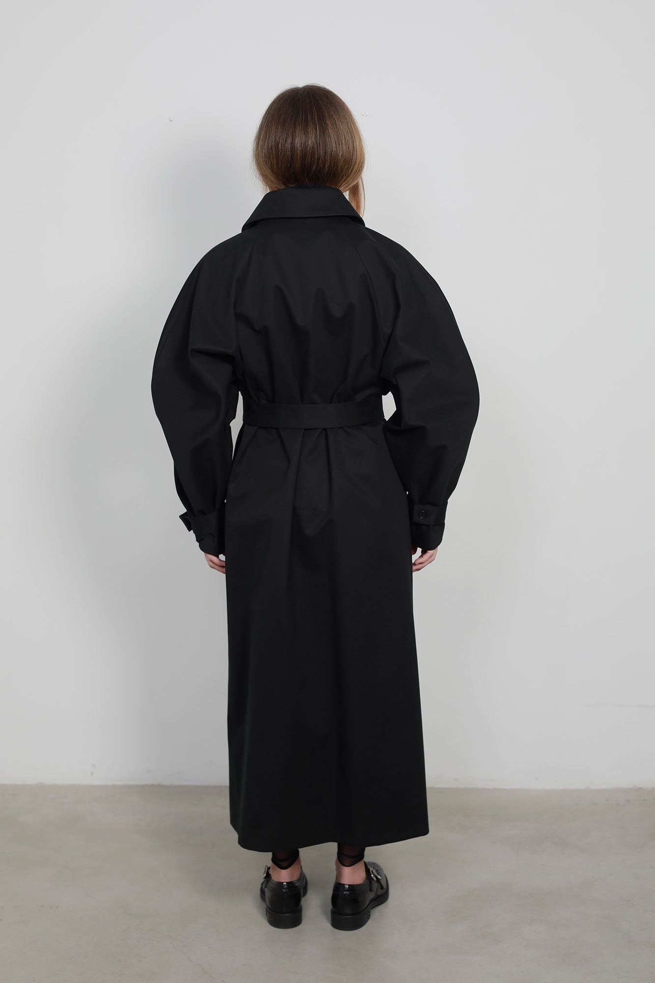 GABARDINA OVERSIZE CON MANGA RANGLAN, COLOR NEGRO
