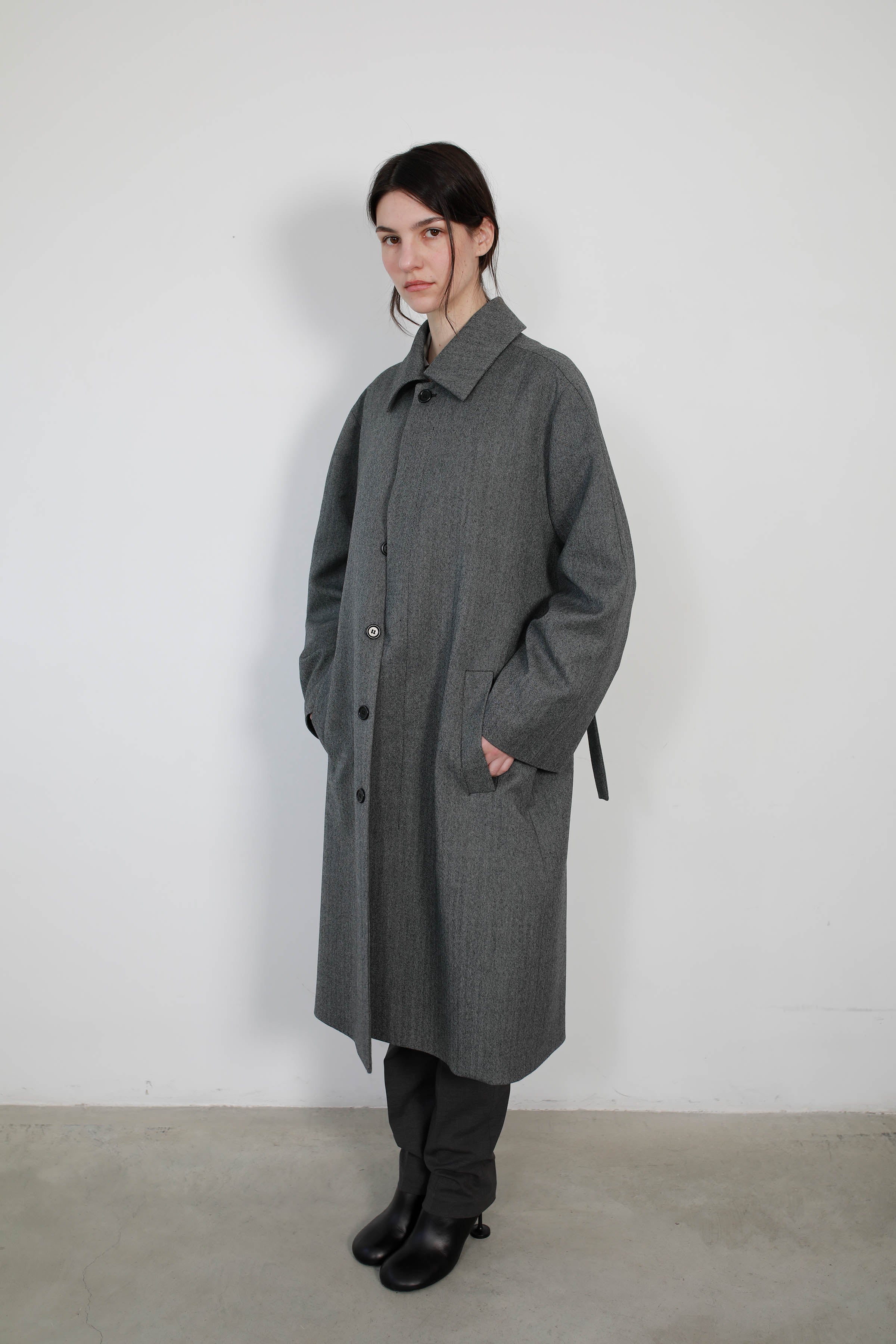 GABARDINA CON SISAS ASIMÉTRICAS EN LANA GRIS