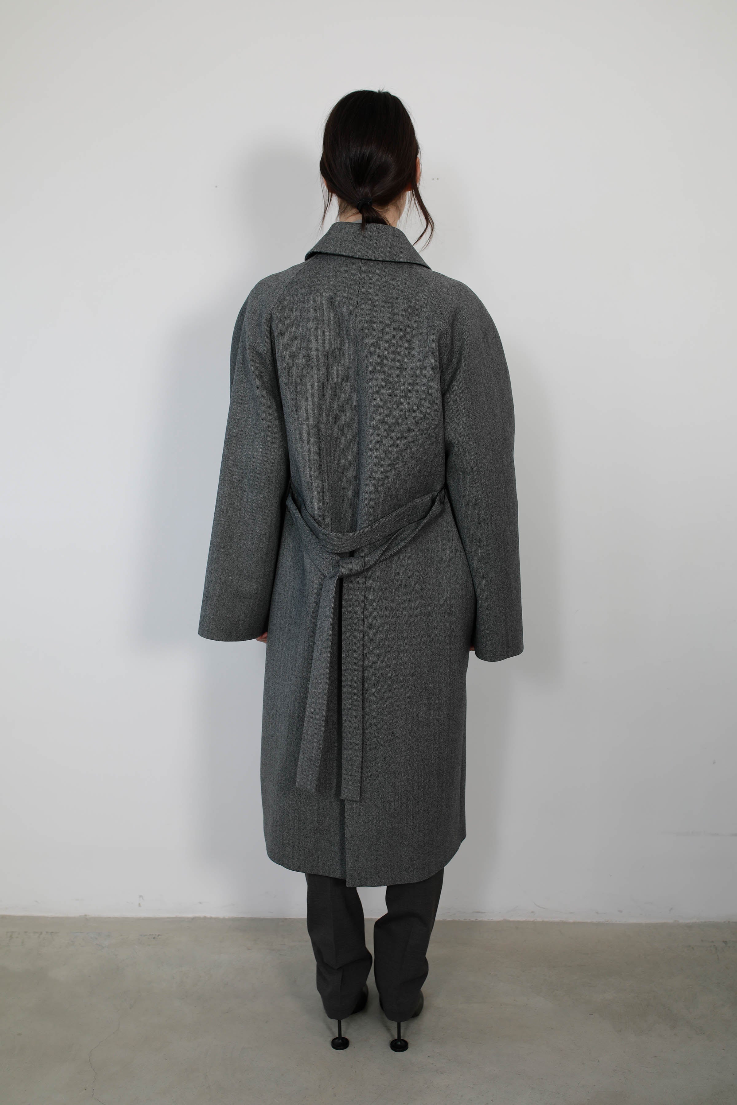 GABARDINA CON SISAS ASIMÉTRICAS EN LANA GRIS