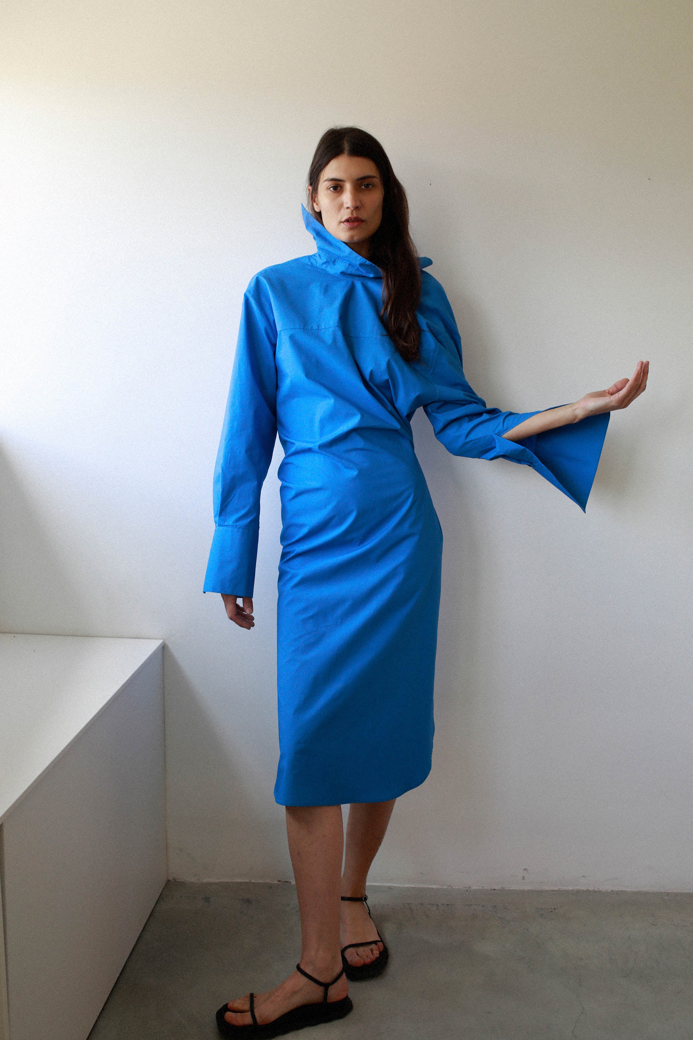 SHIRT DRESS WITH BACK NECKLINE in sky blue poplin
