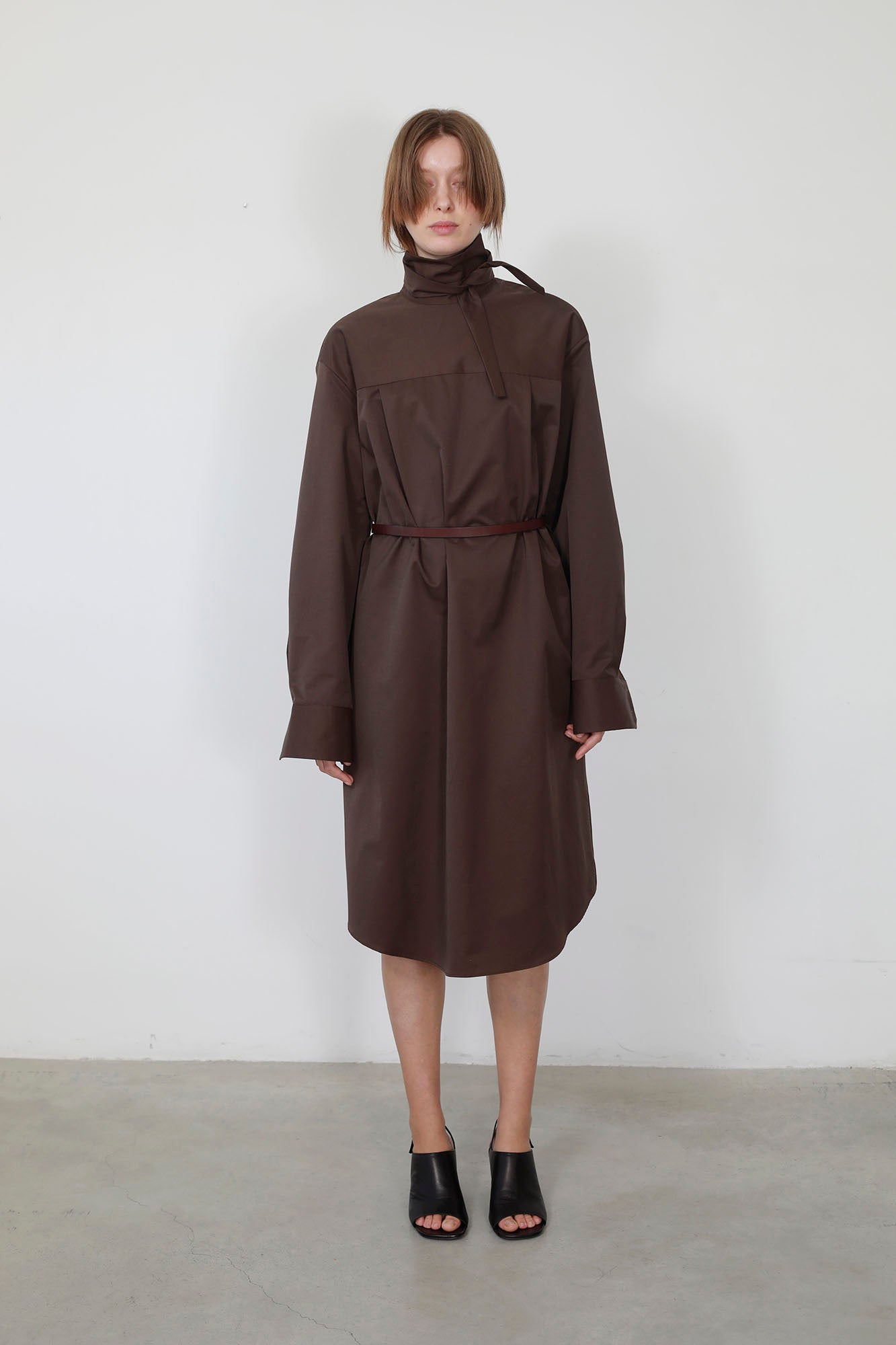 CHOCOLATE NECK BOW DRESS