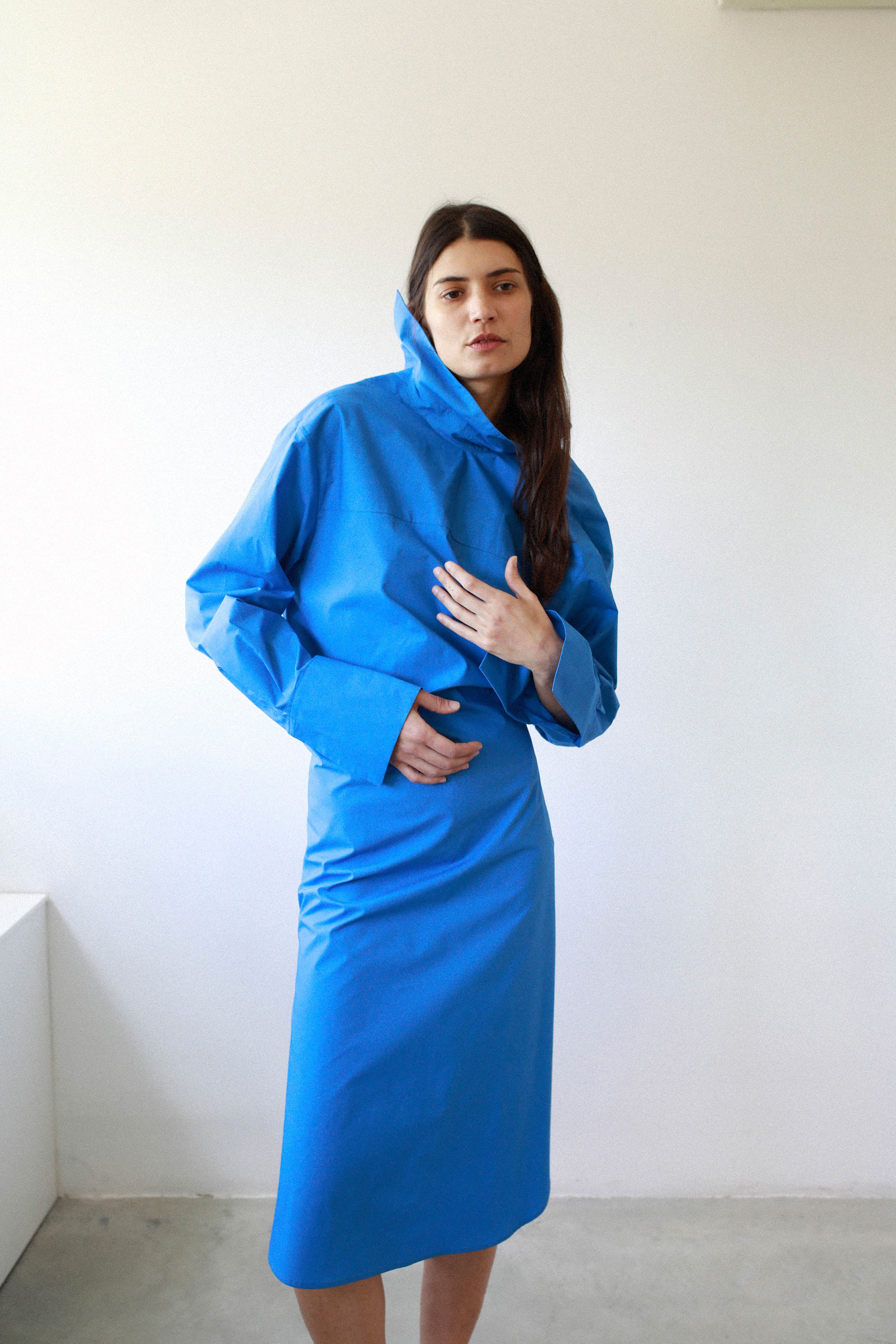 SHIRT DRESS WITH BACK NECKLINE in sky blue poplin