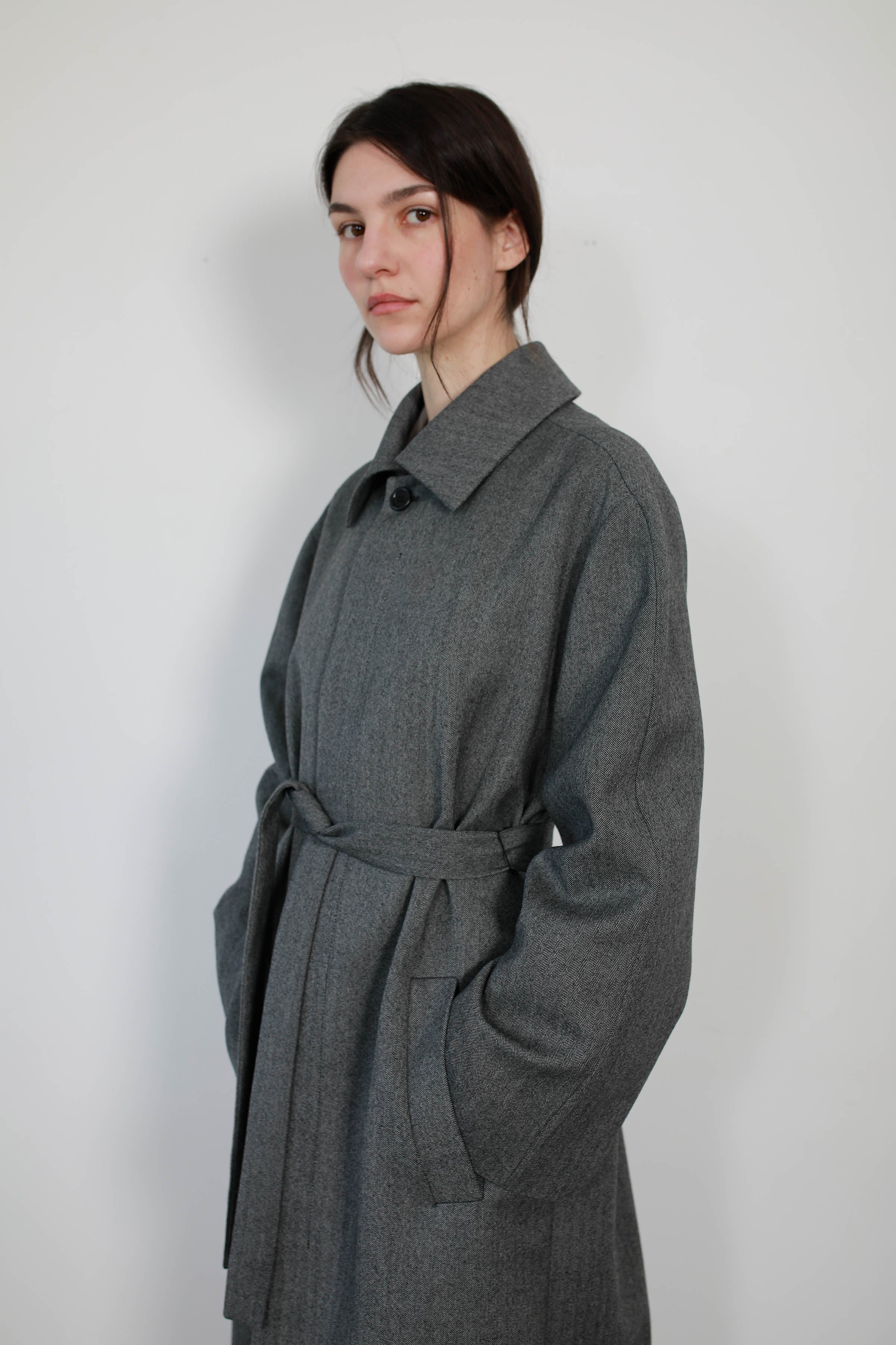 GABARDINA CON SISAS ASIMÉTRICAS EN LANA GRIS