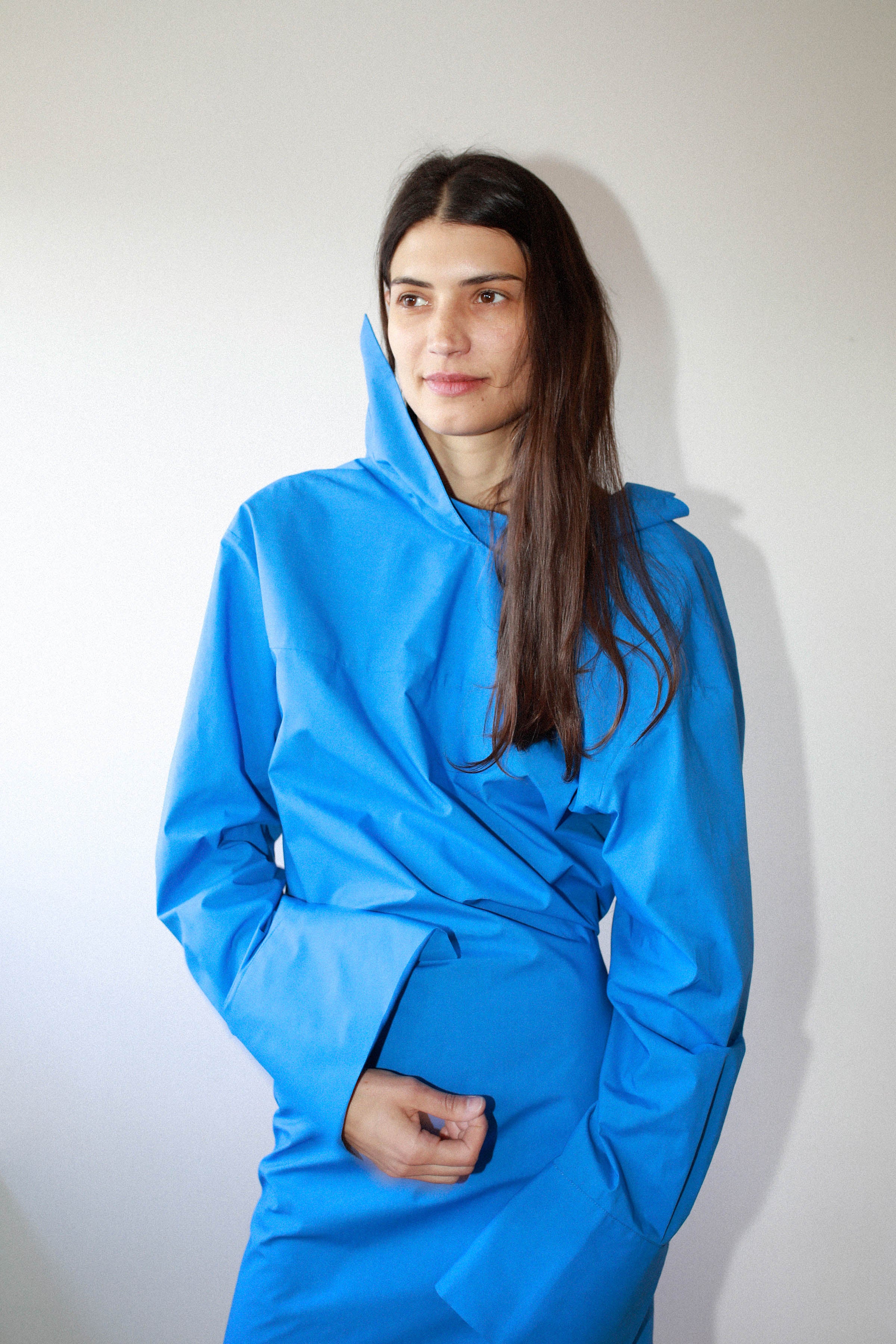 SHIRT DRESS WITH BACK NECKLINE in sky blue poplin