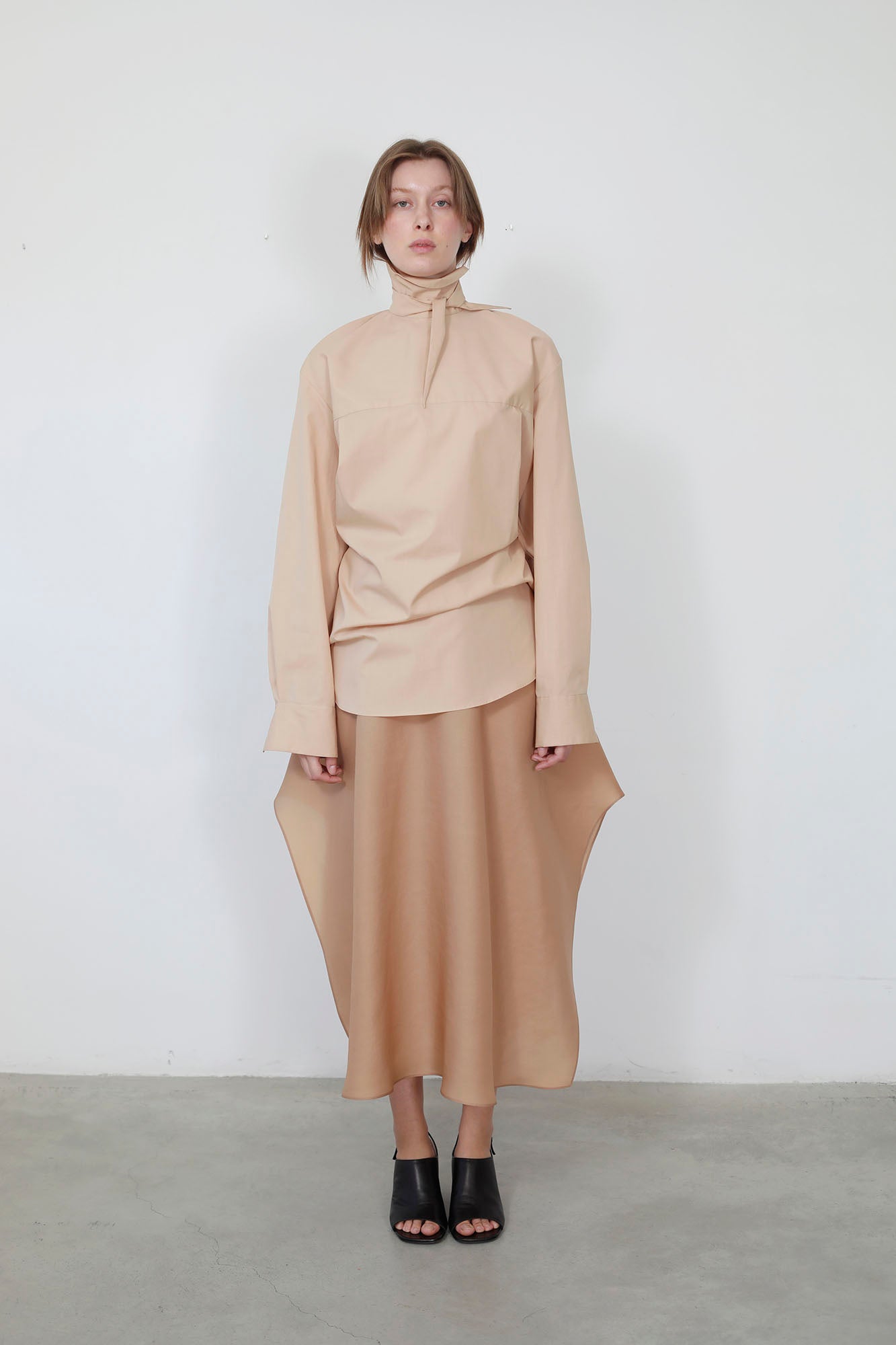 BLUSA CON LAZO EN CUELLO NUDE