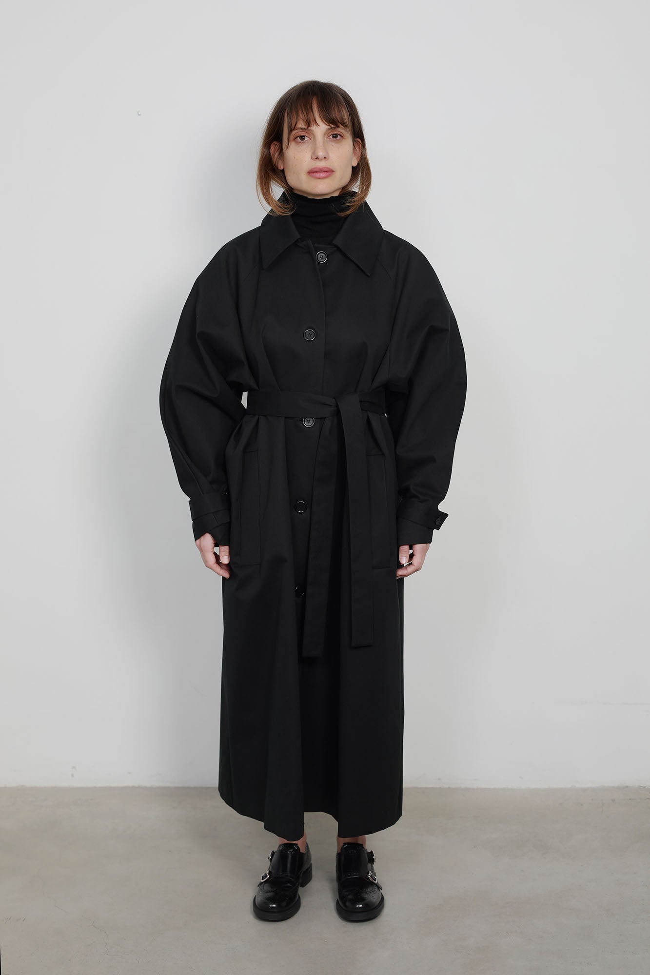 GABARDINA OVERSIZE CON MANGA RANGLAN, COLOR NEGRO