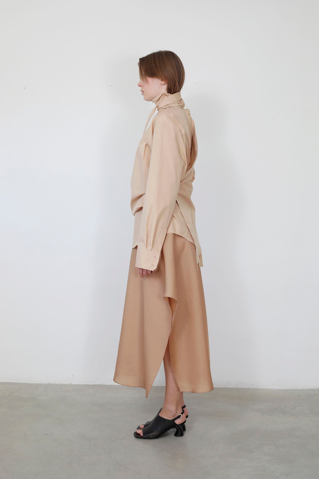 BLUSA CON LAZO EN CUELLO NUDE