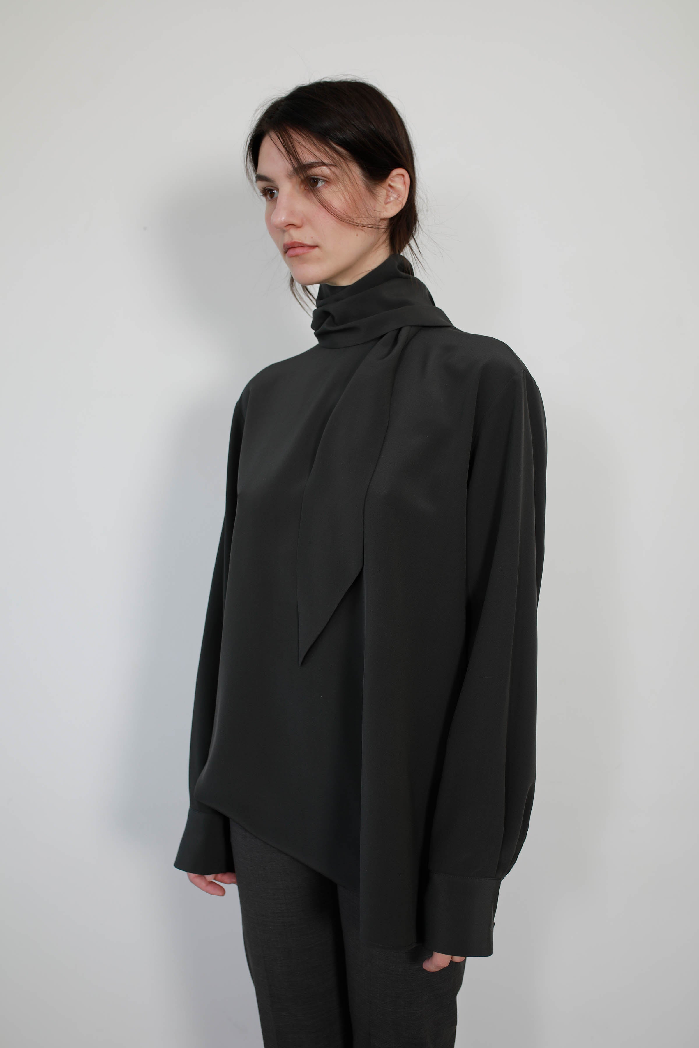 BLUSA VERSATIL CON LAZO SEDA DARK GREY