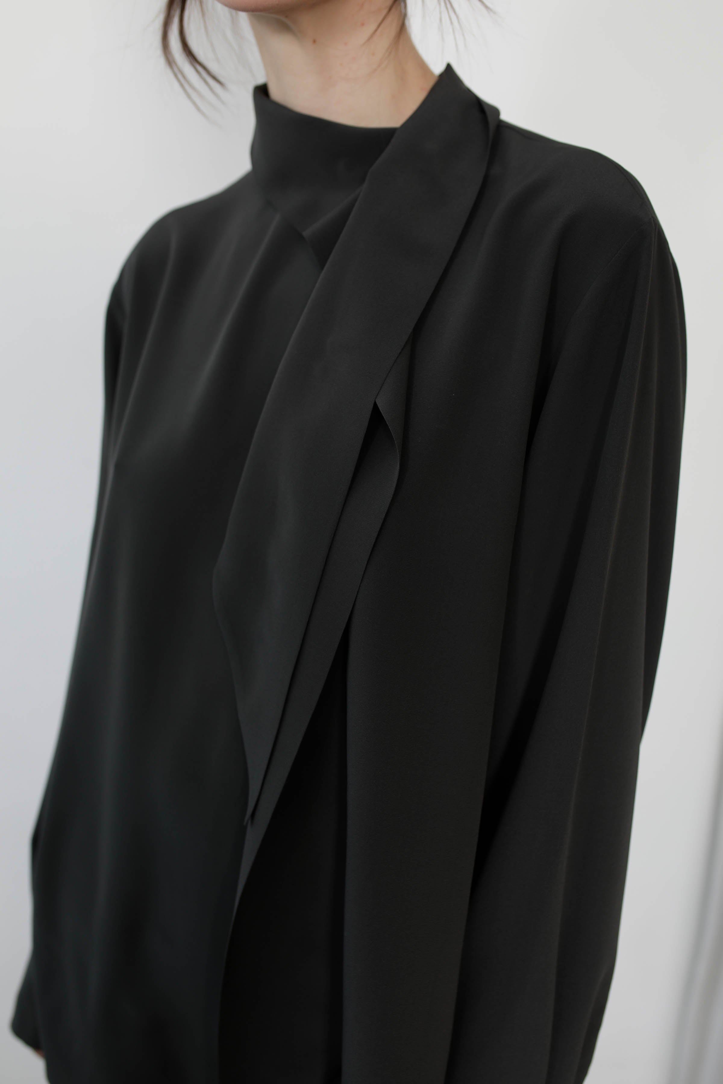 BLUSA VERSATIL CON LAZO SEDA DARK GREY