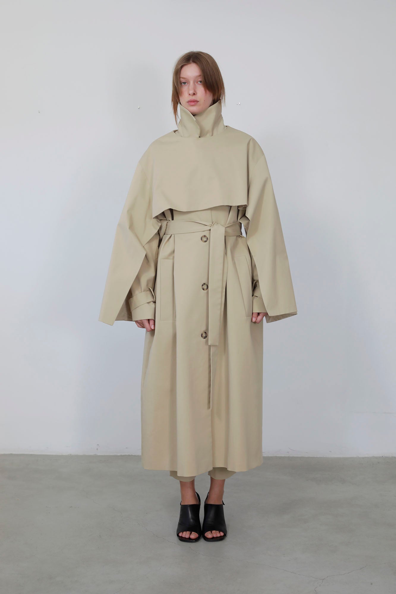 TRENCH COAT WITH DETACHABLE CAPE