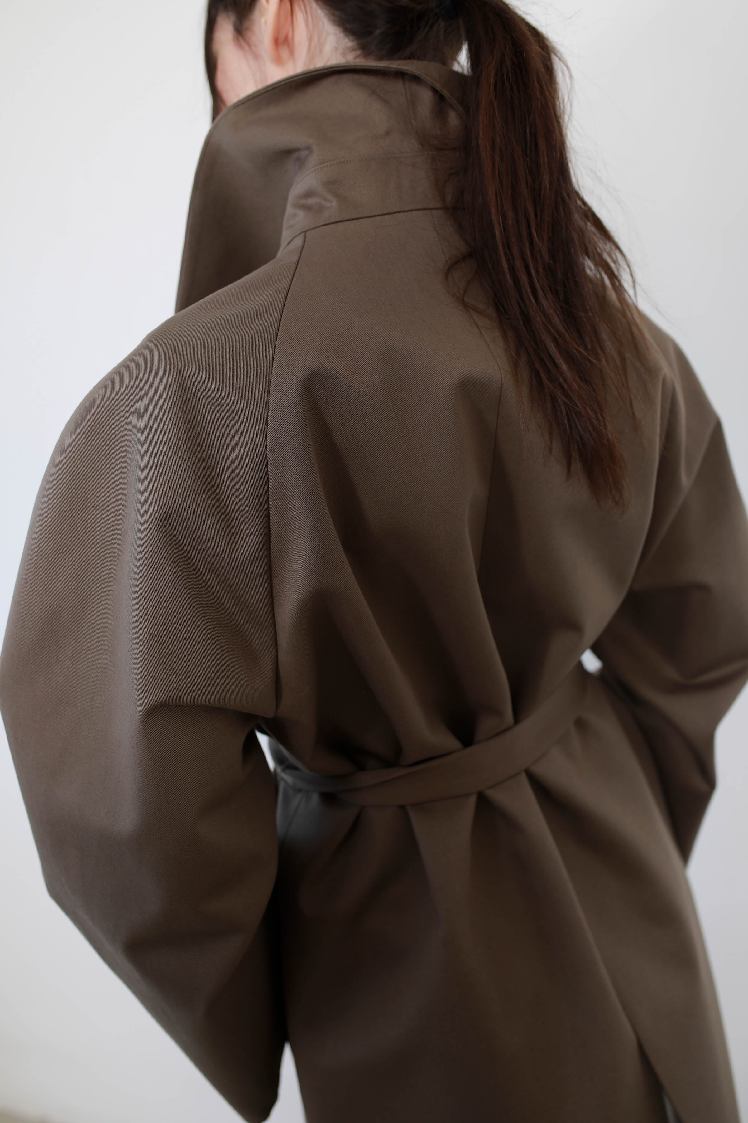 GABARDINA CON SISAS ASIMÉTRICAS COTTON STONE