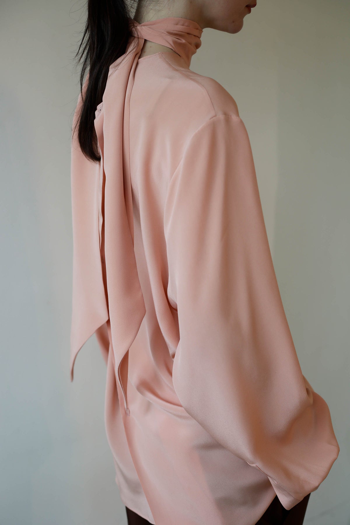 BLUSA VERSATIL CON LAZO EN SEDA