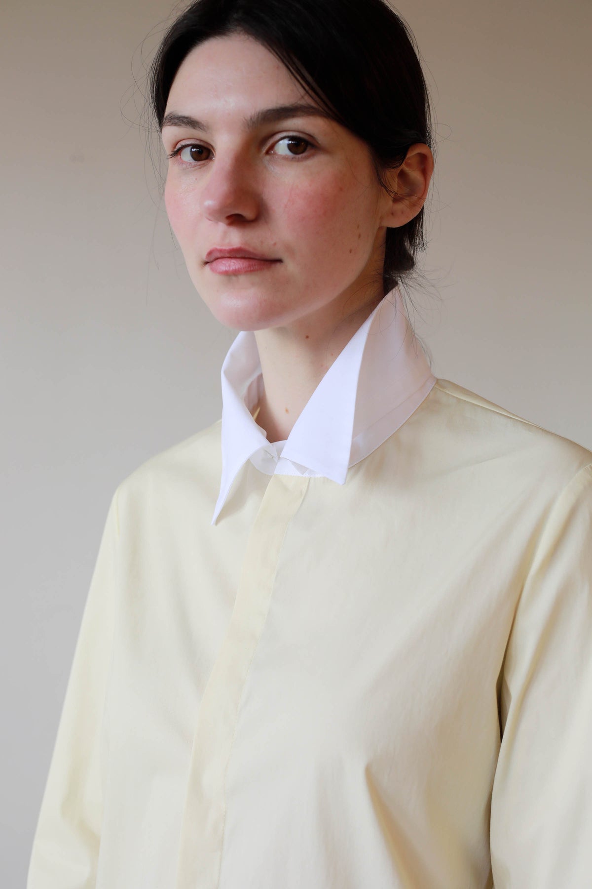 CAMISA CON CUELLO DESMONTABLE Y PUÑO DOBLE