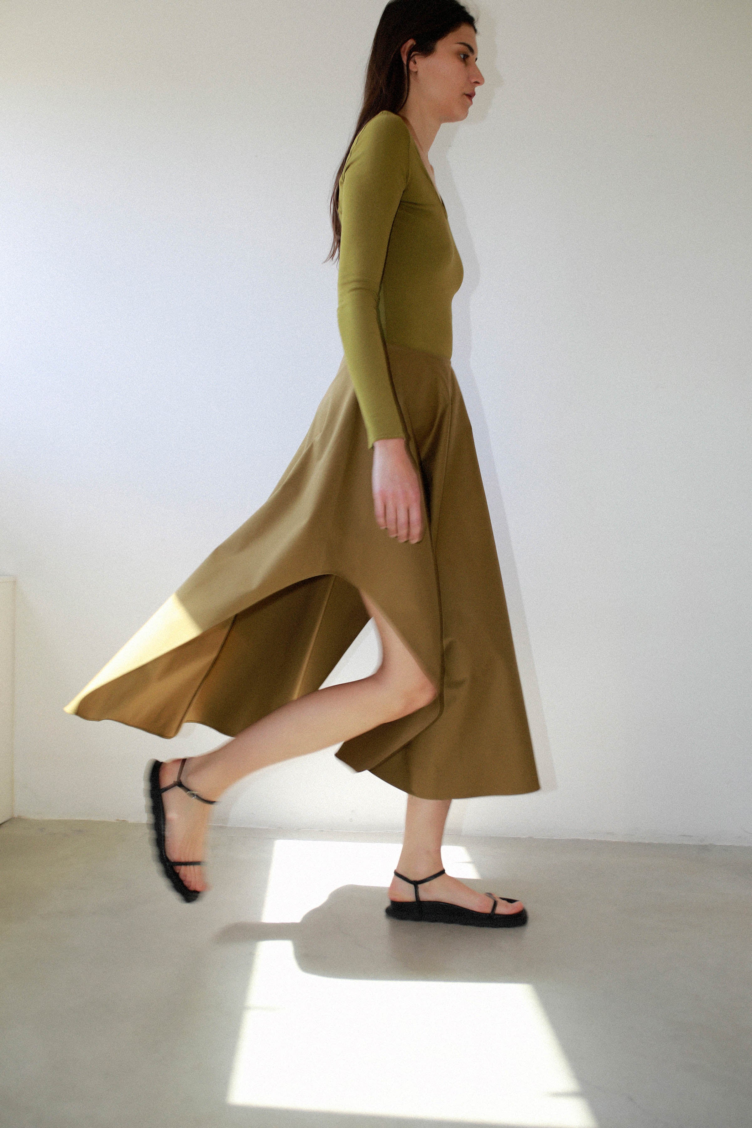 VOLUMINOUS SKIRT WITH SIDE SLITS