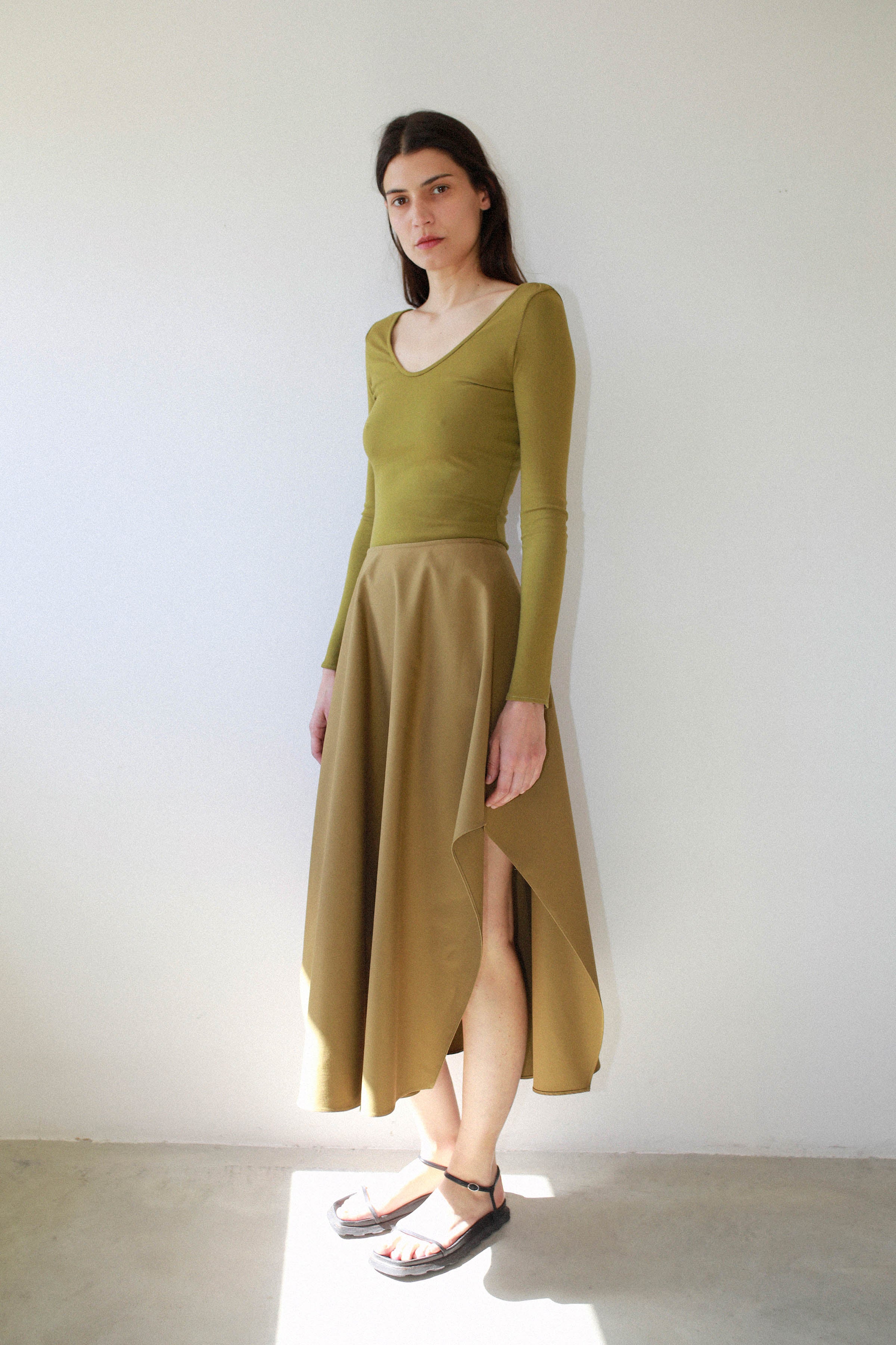 VOLUMINOUS SKIRT WITH SIDE SLITS