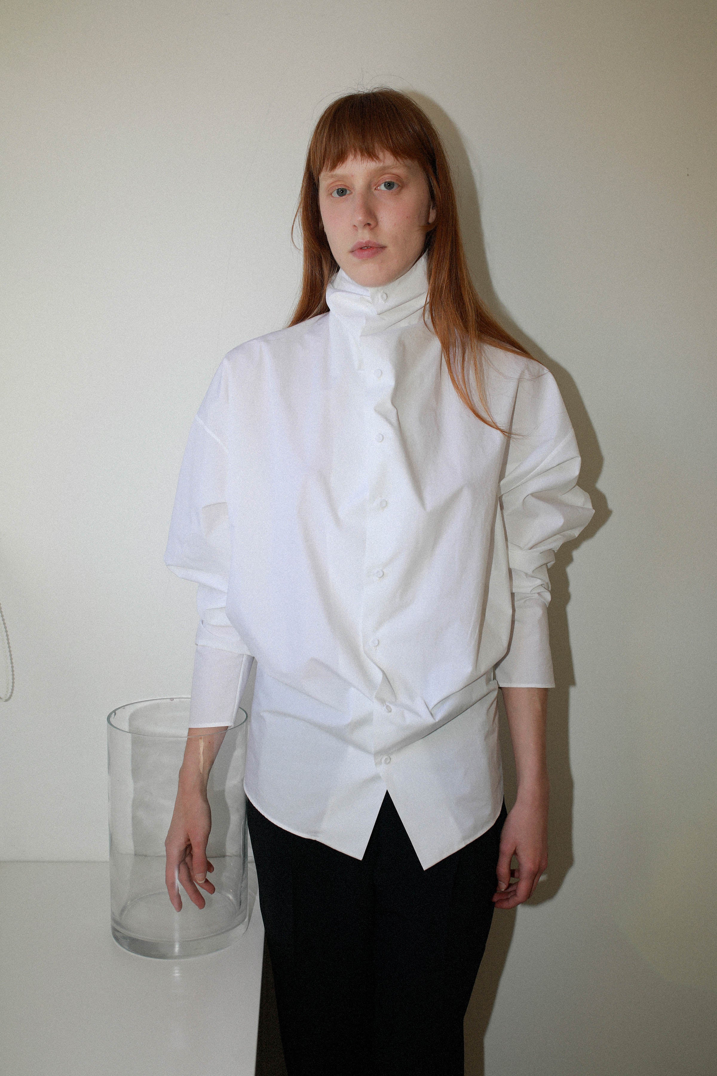 BLUSA CON CUELLO ALTO DRAPEADO