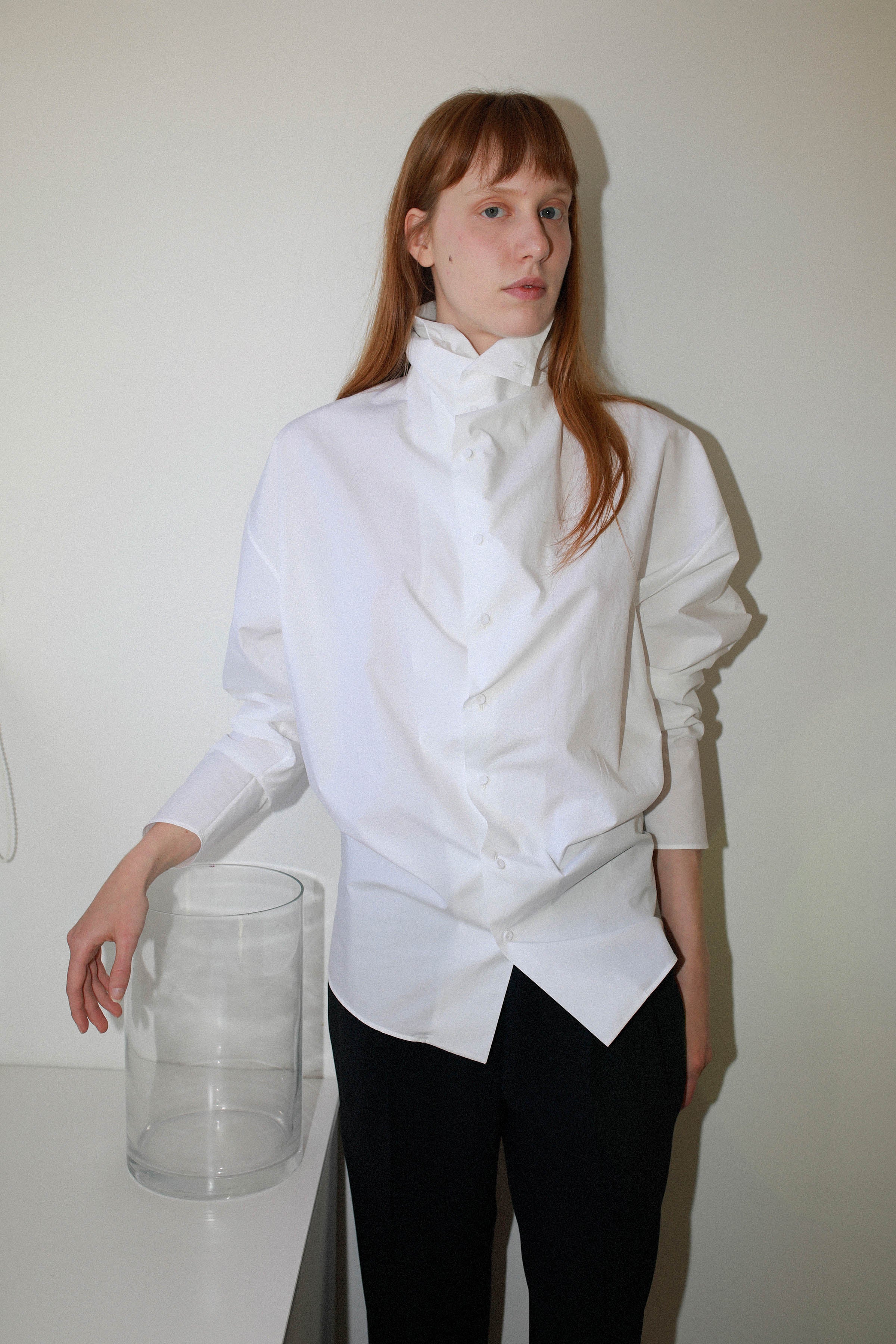 BLUSA CON CUELLO ALTO DRAPEADO