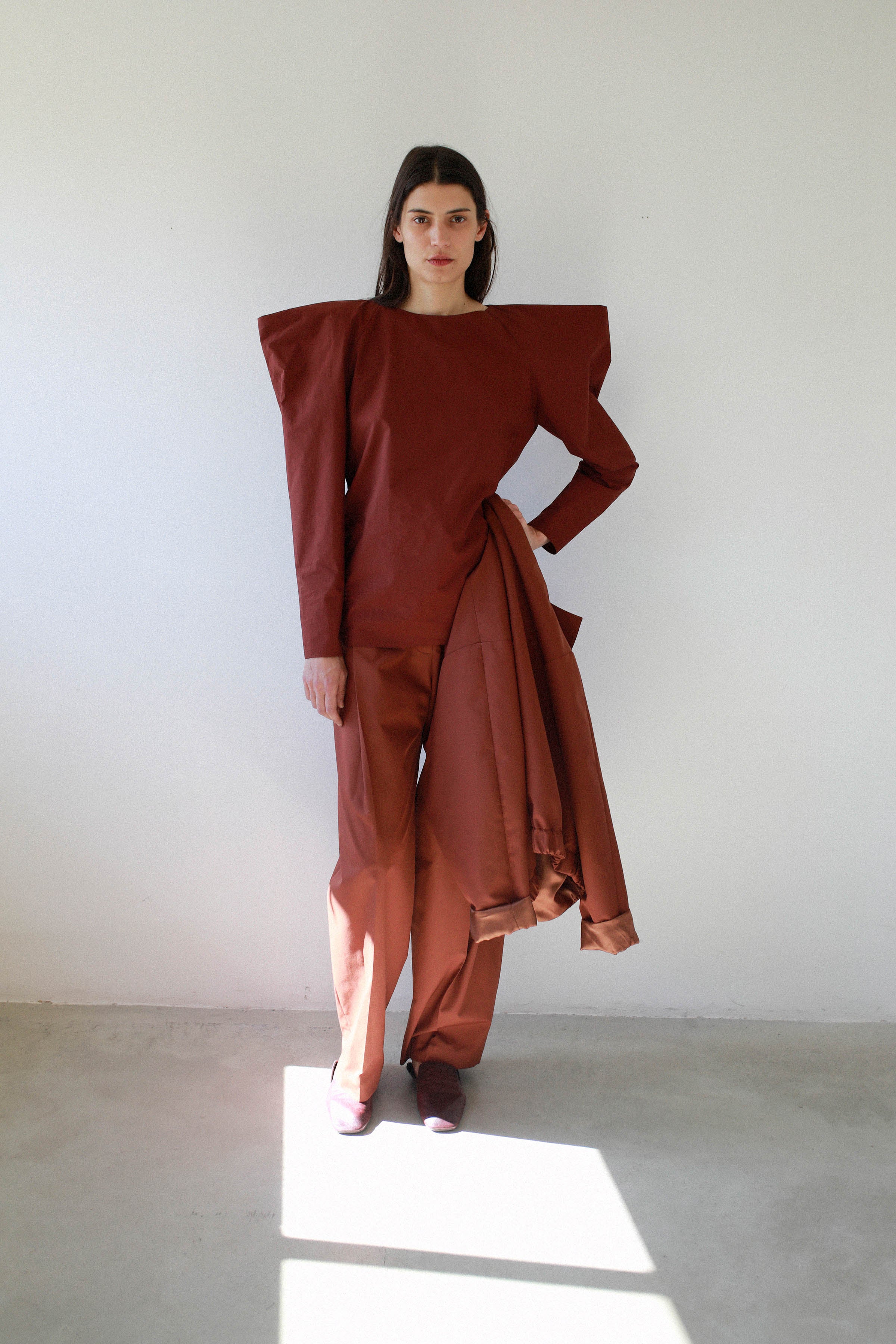 BLOUSE WITH VOLUME ON SHOULDERS in poplin clay