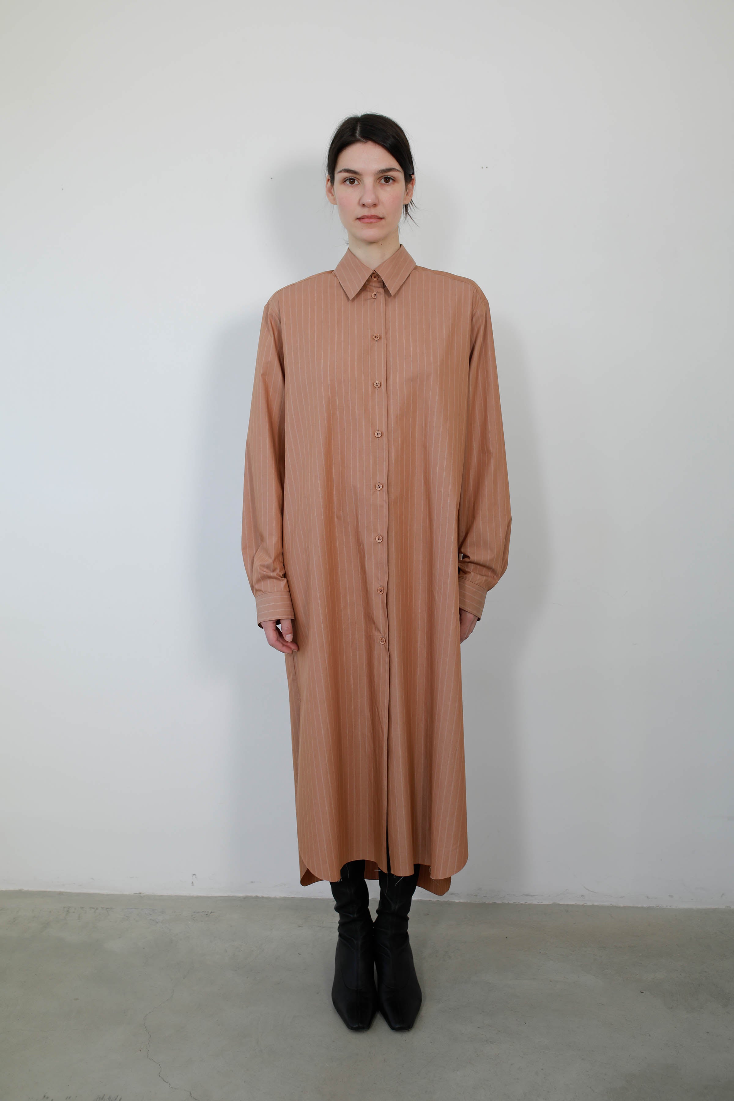VERSATILE SHIRT DRESS WITH MULTIPOSITION NUT