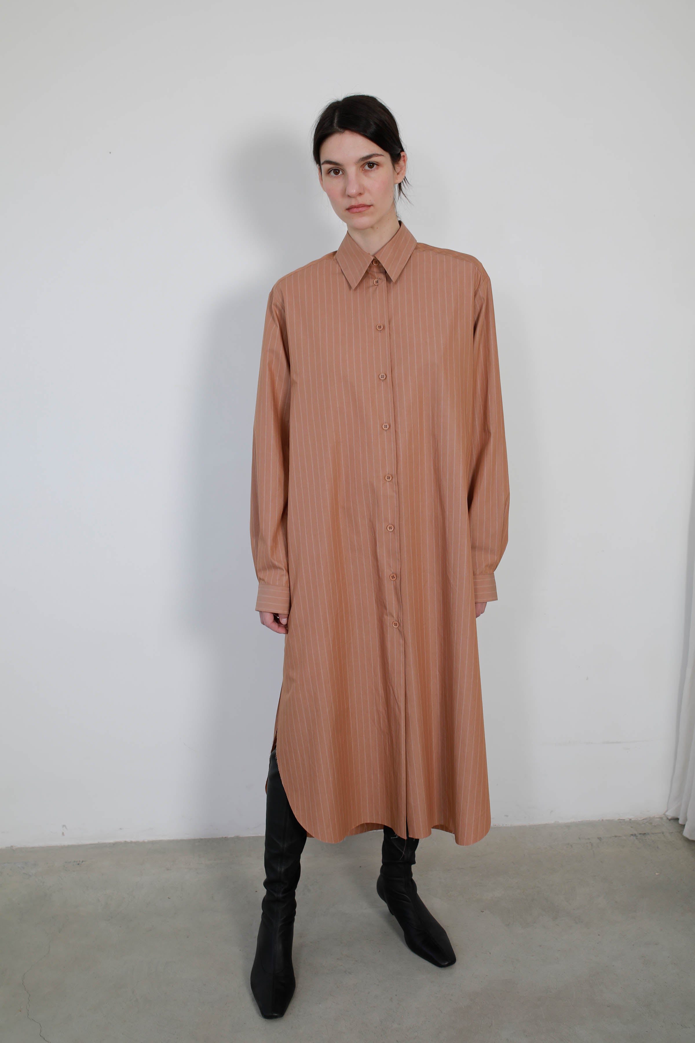 VERSATILE SHIRT DRESS WITH MULTIPOSITION NUT