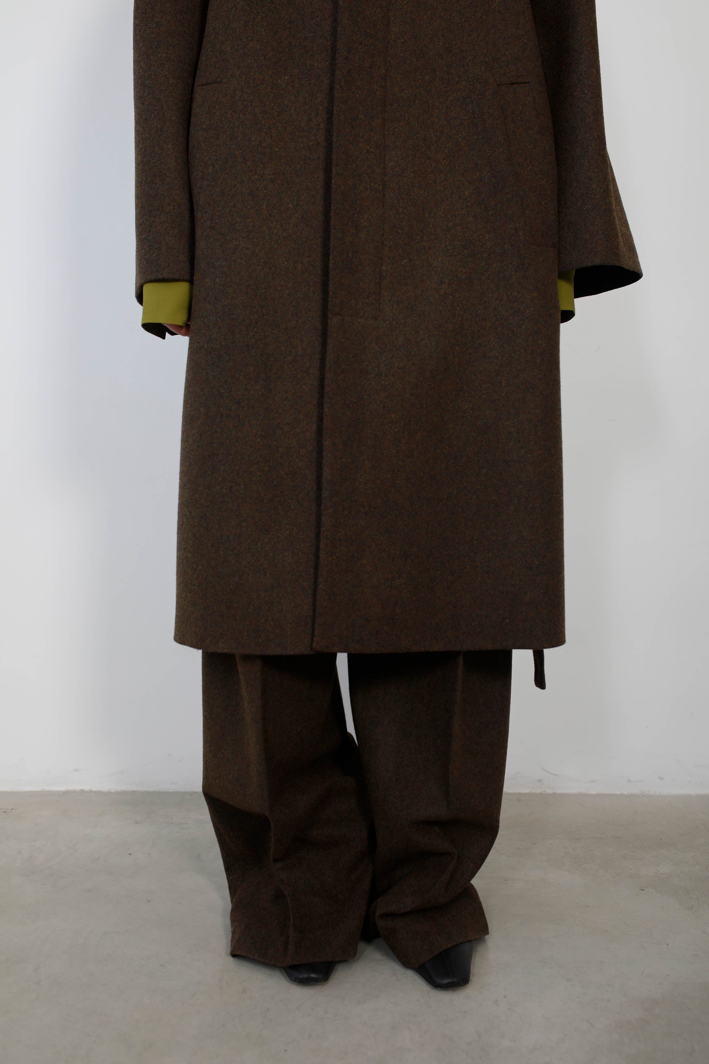 GABARDINA CON SISAS ASIMÉTRICAS EN LANA CAQUI