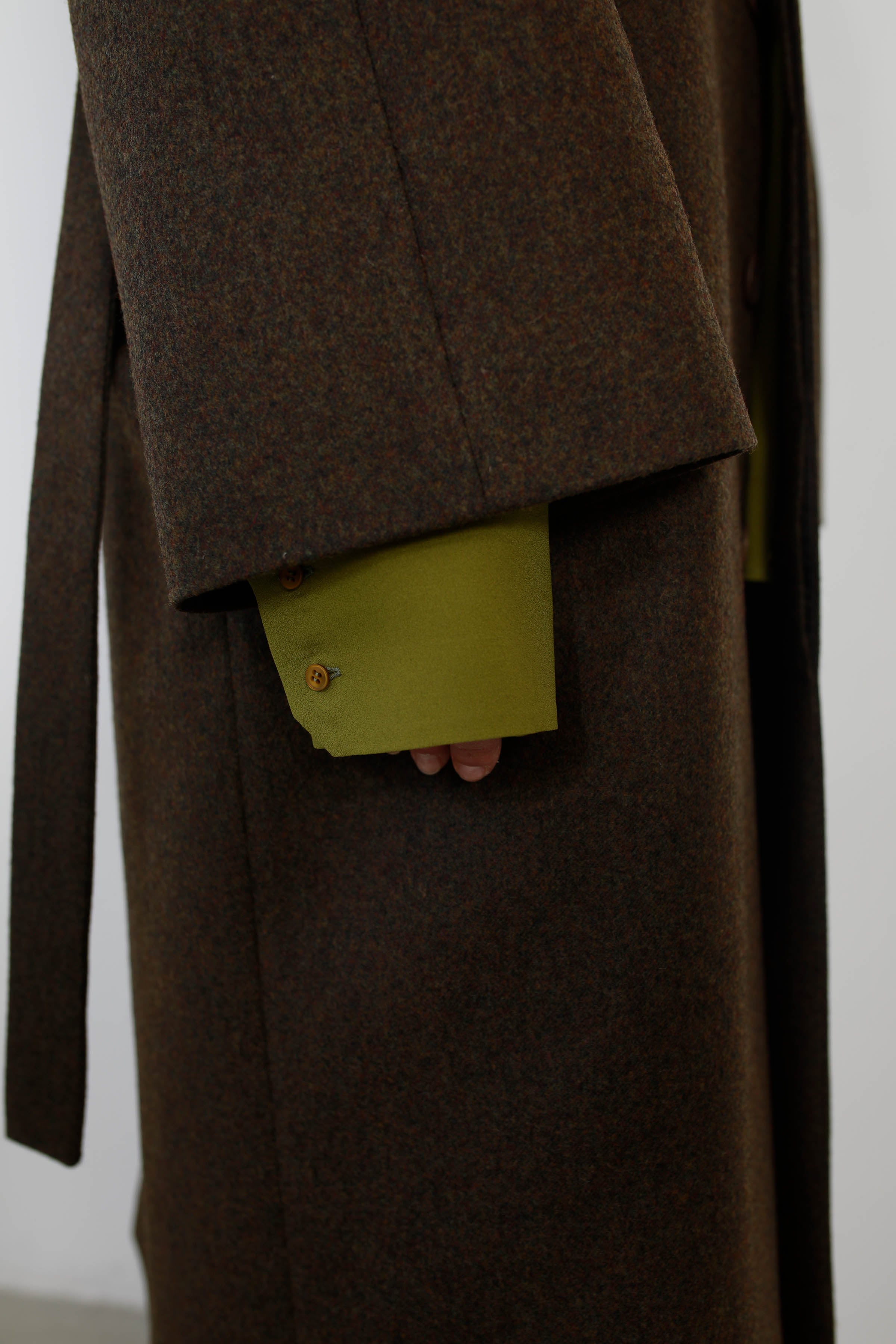 GABARDINA CON SISAS ASIMÉTRICAS EN LANA CAQUI