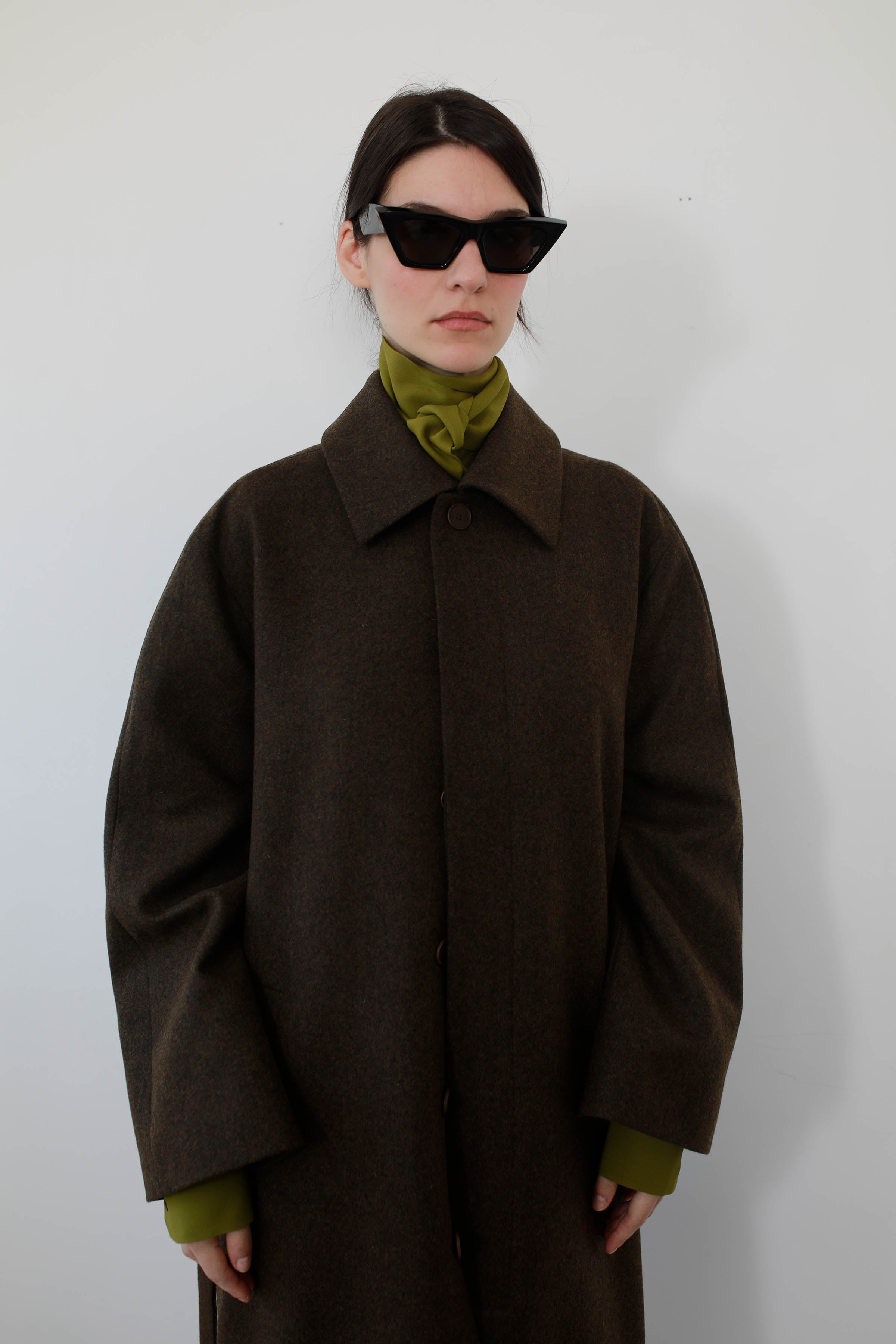 GABARDINA CON SISAS ASIMÉTRICAS EN LANA CAQUI