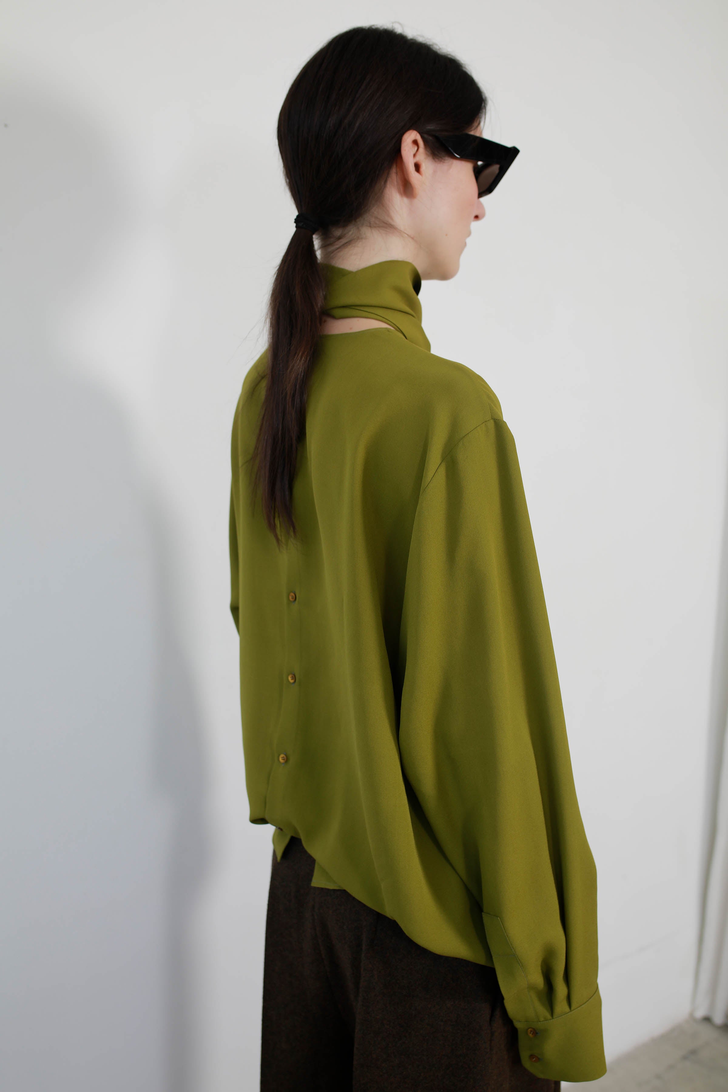 BLUSA VERSATIL CON LAZO EN SEDA LIMA