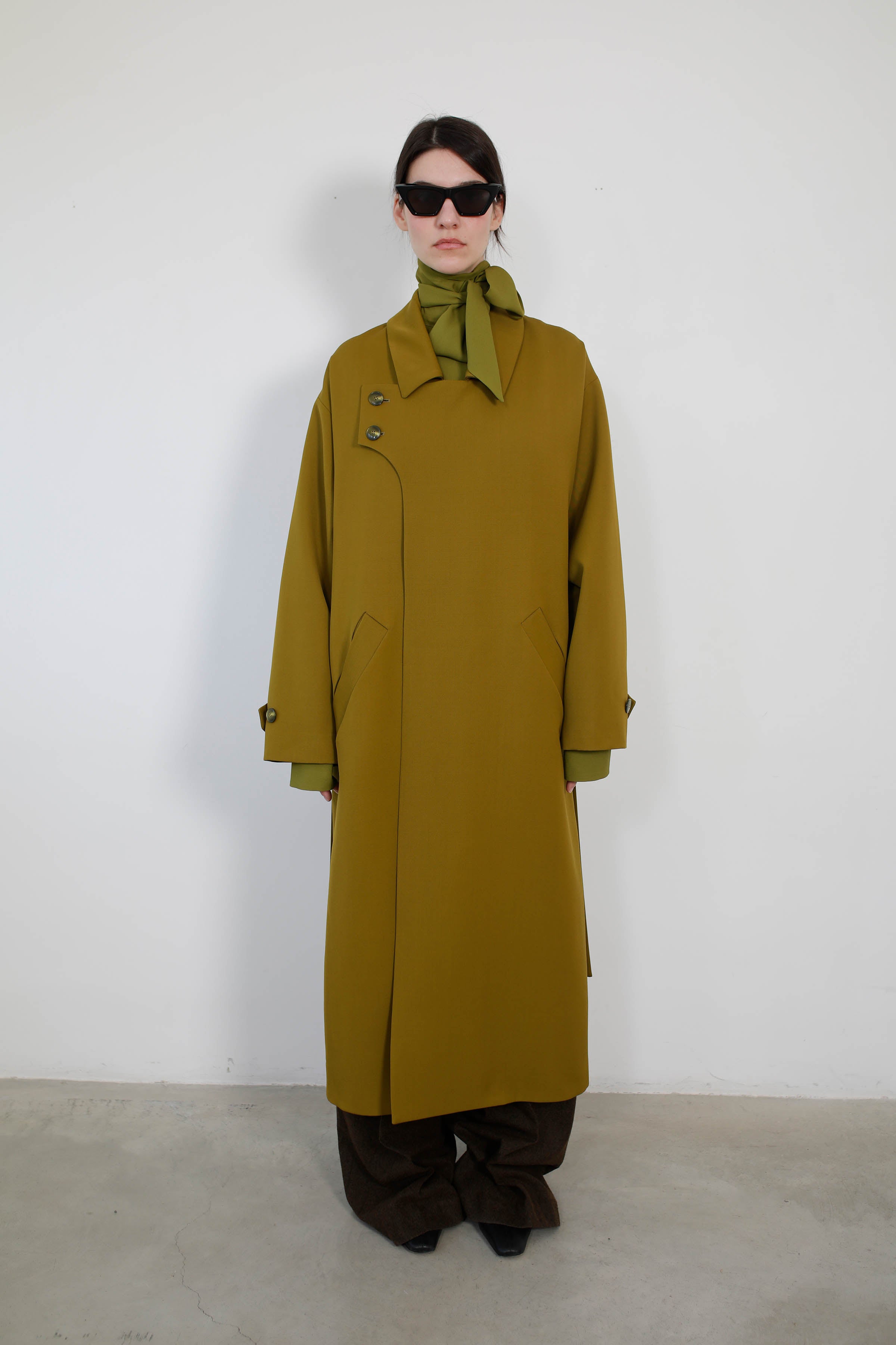 GABARDINA EN LANA CON SOLAPA ASIMÉTRICA OLIVA