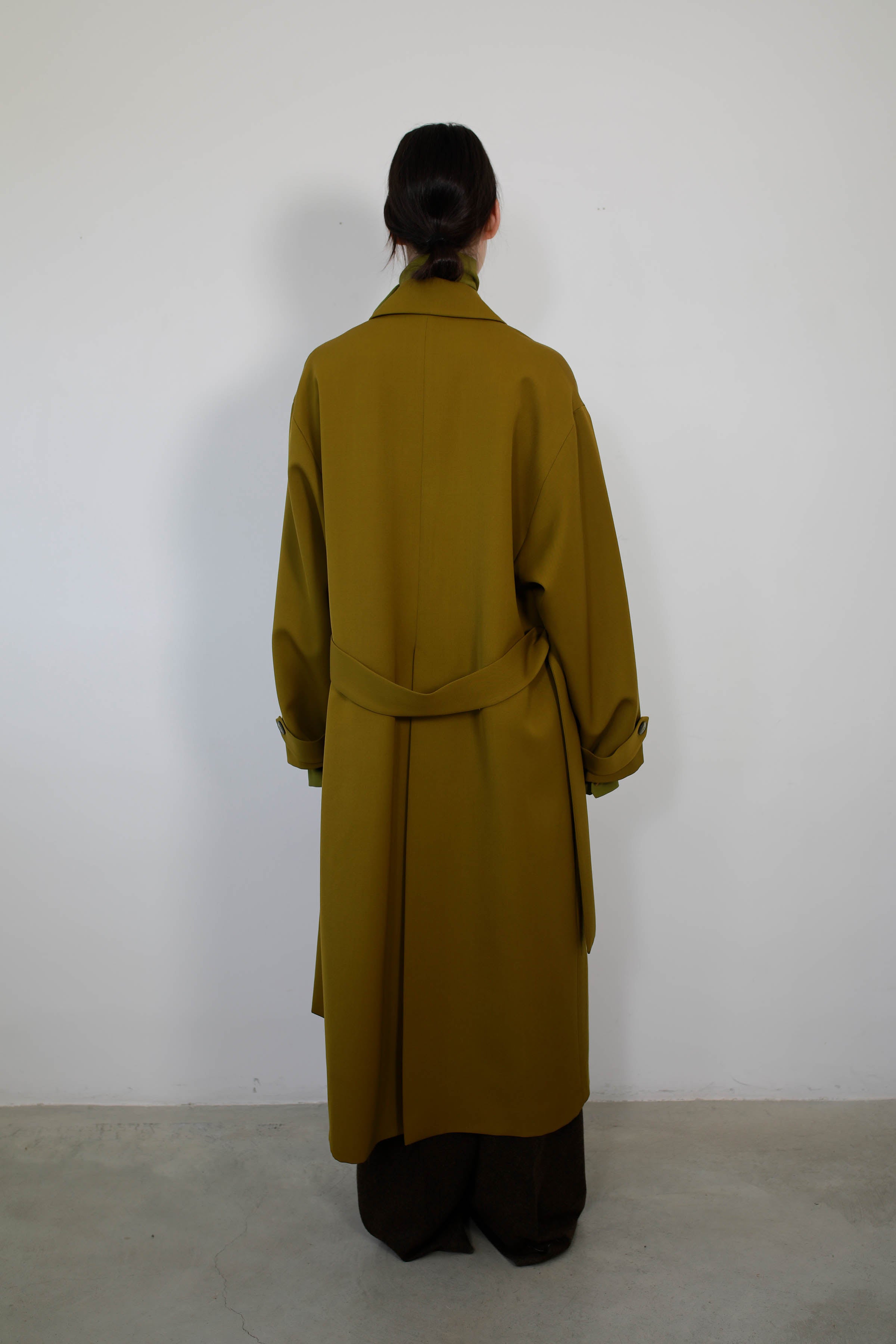 GABARDINA EN LANA CON SOLAPA ASIMÉTRICA OLIVA