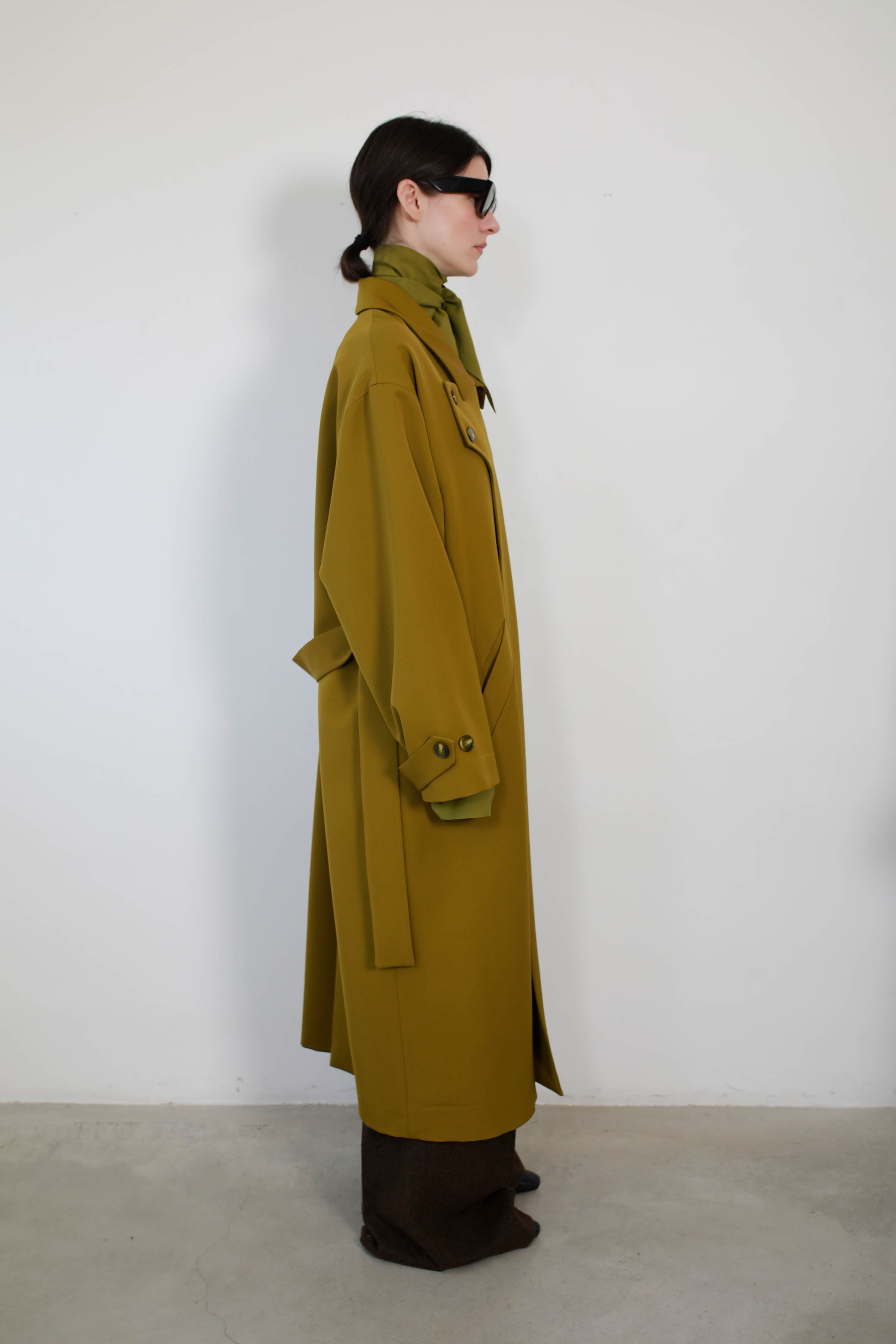 GABARDINA EN LANA CON SOLAPA ASIMÉTRICA OLIVA