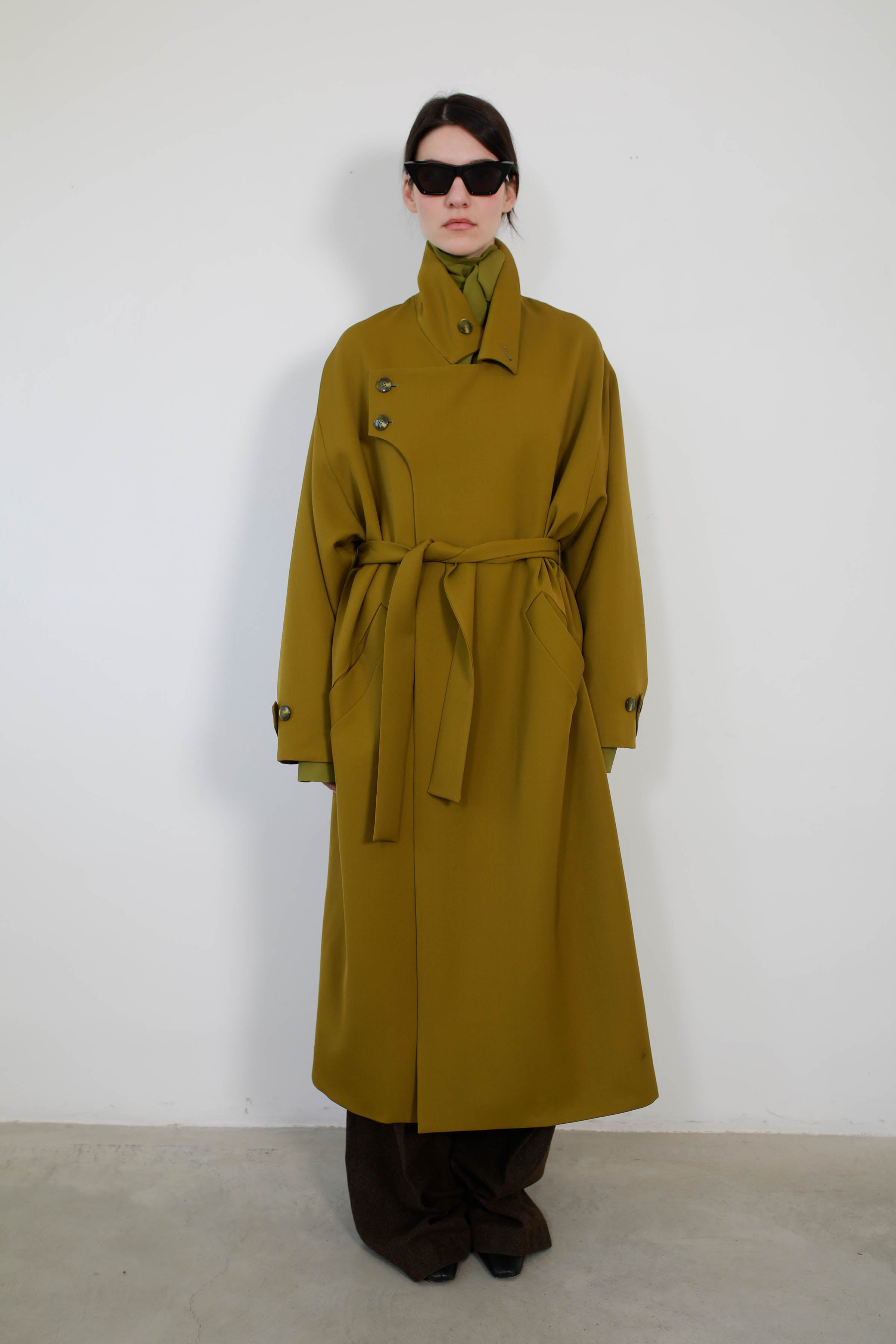 GABARDINA EN LANA CON SOLAPA ASIMÉTRICA OLIVA