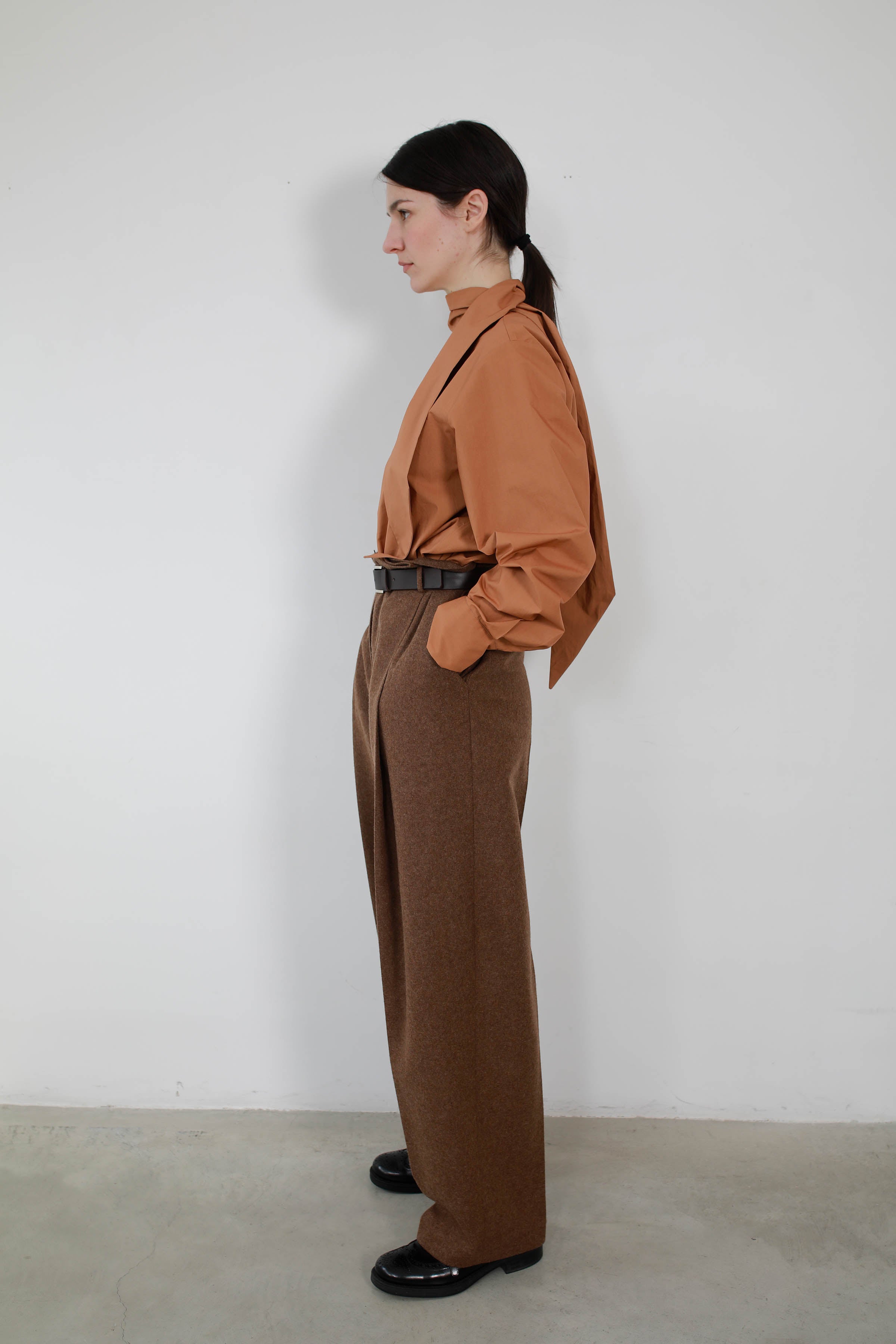 Wide-leg trousers with high waist and belt loops