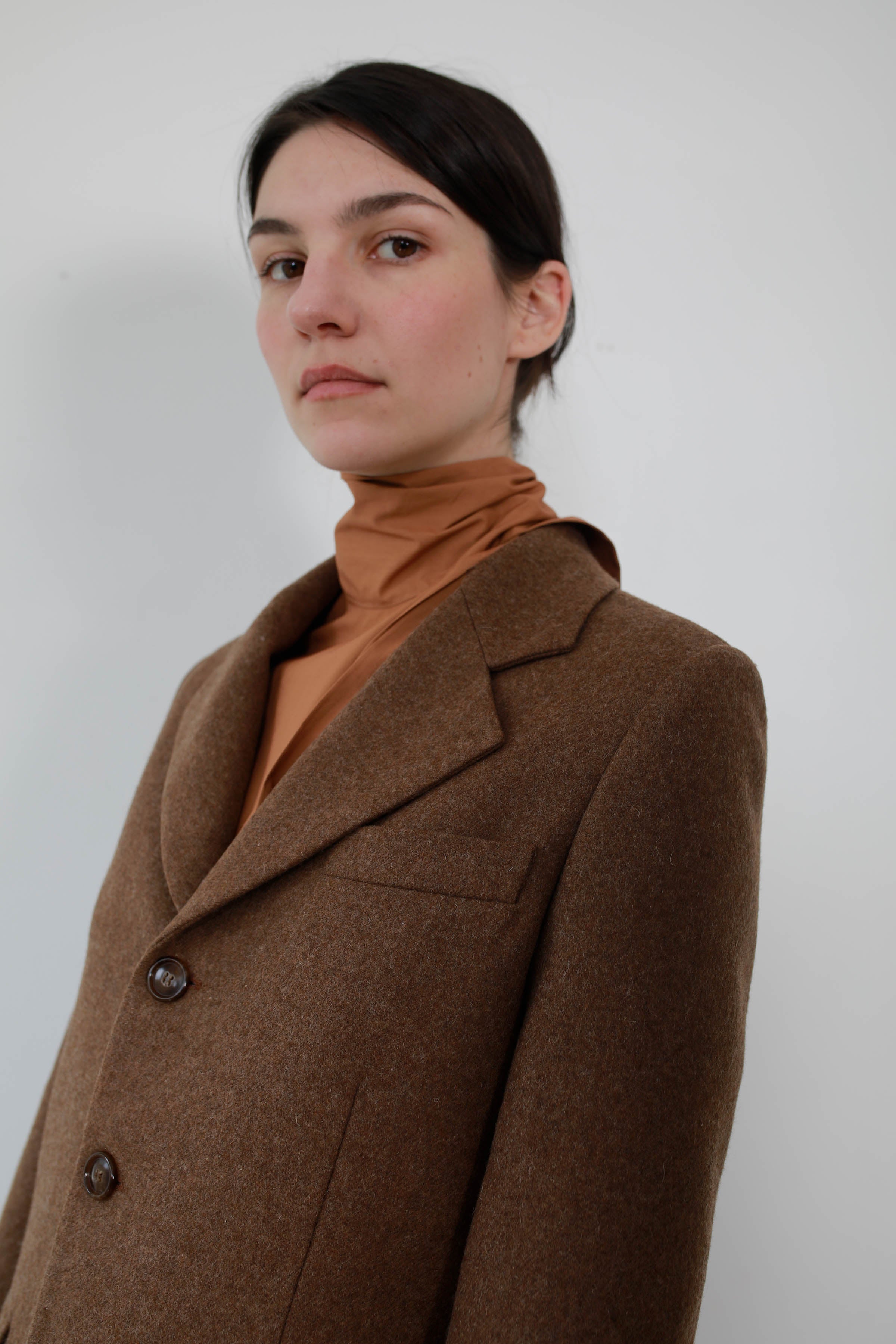 CHAQUETA SASTRE CORTA Y AJUSTADA EN LANA NUT