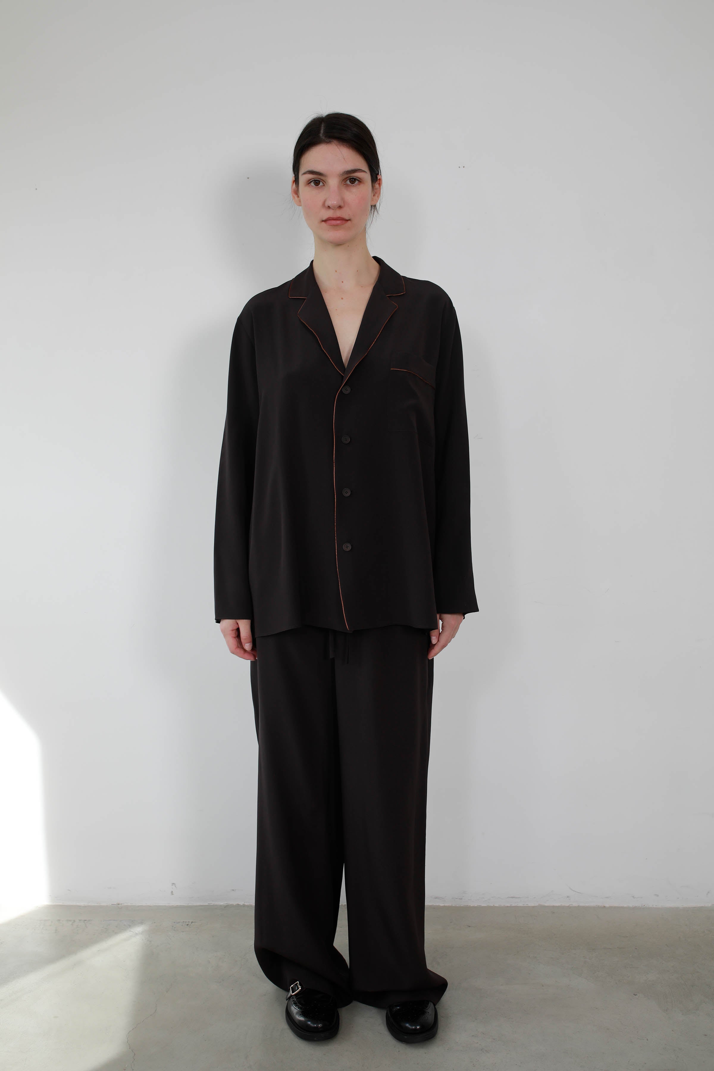 BLUSA DE SEDA RIBETEADA DARK BROWN