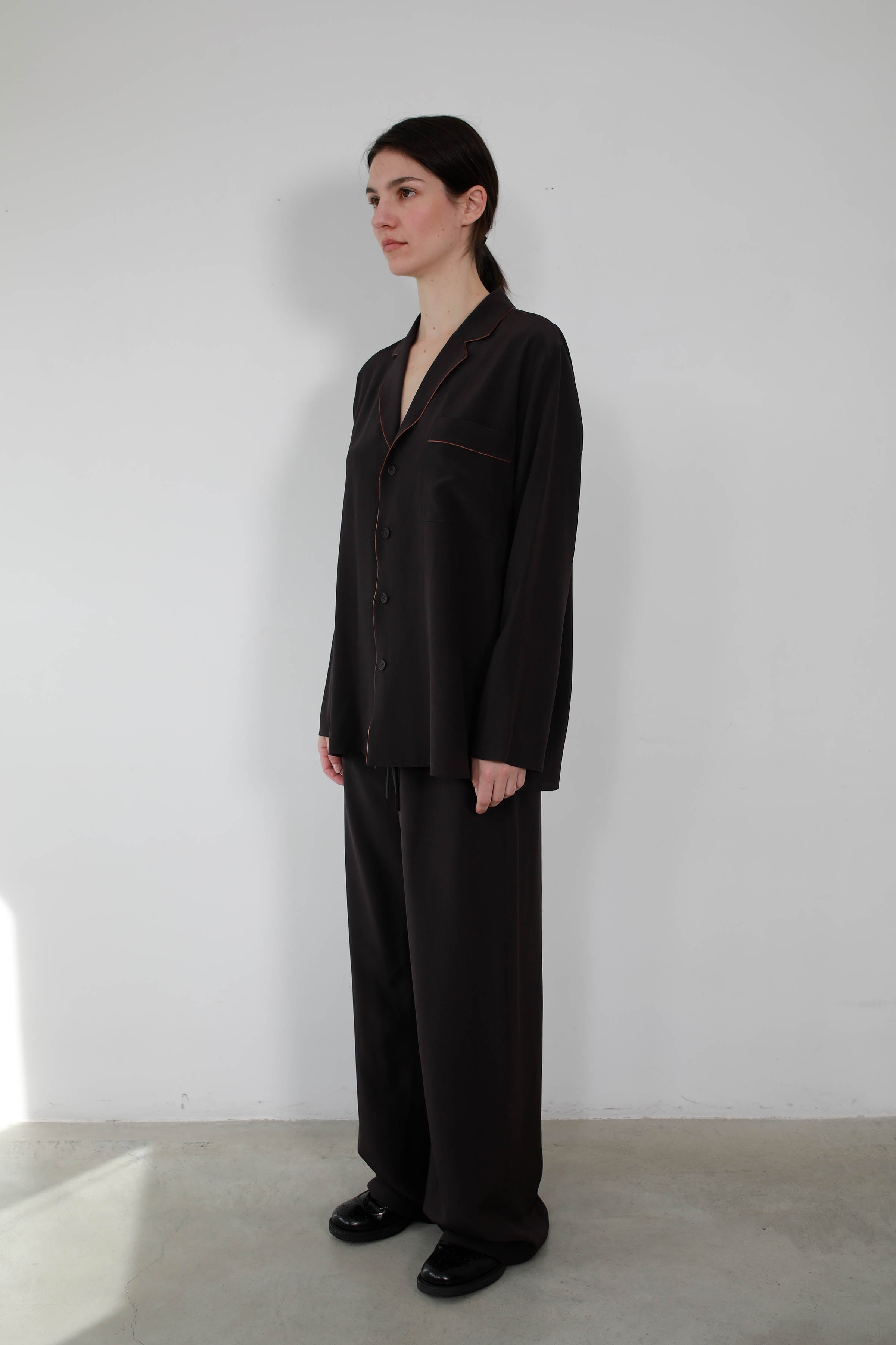 BLUSA DE SEDA RIBETEADA DARK BROWN