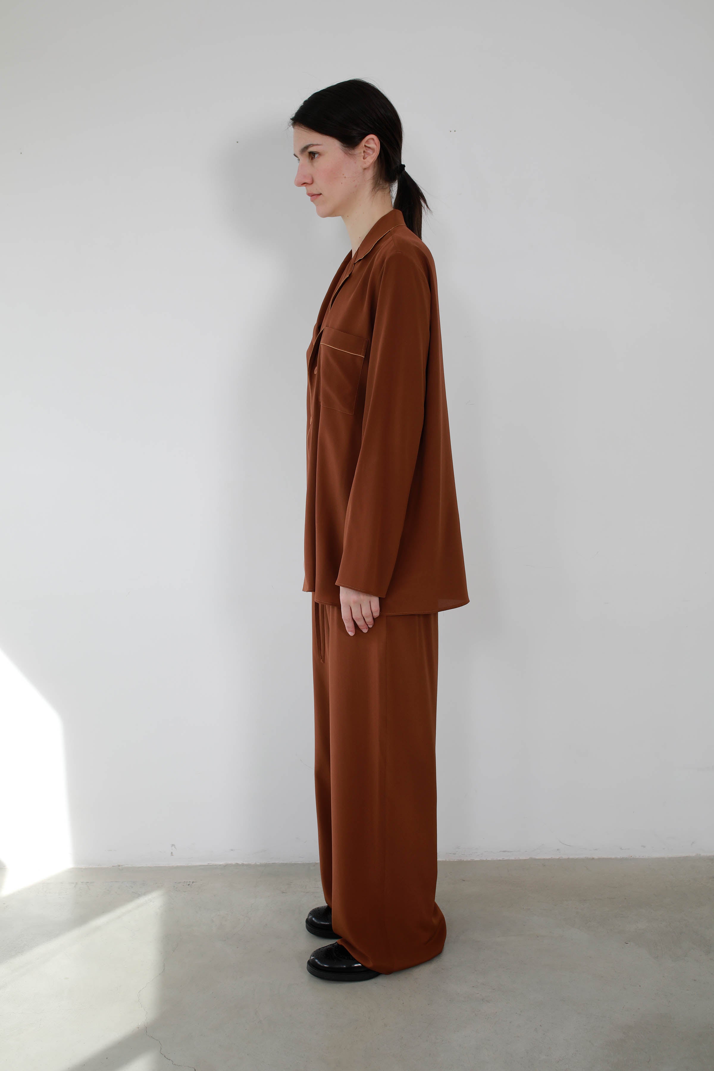 BLUSA DE SEDA RIBETEADA CLAY