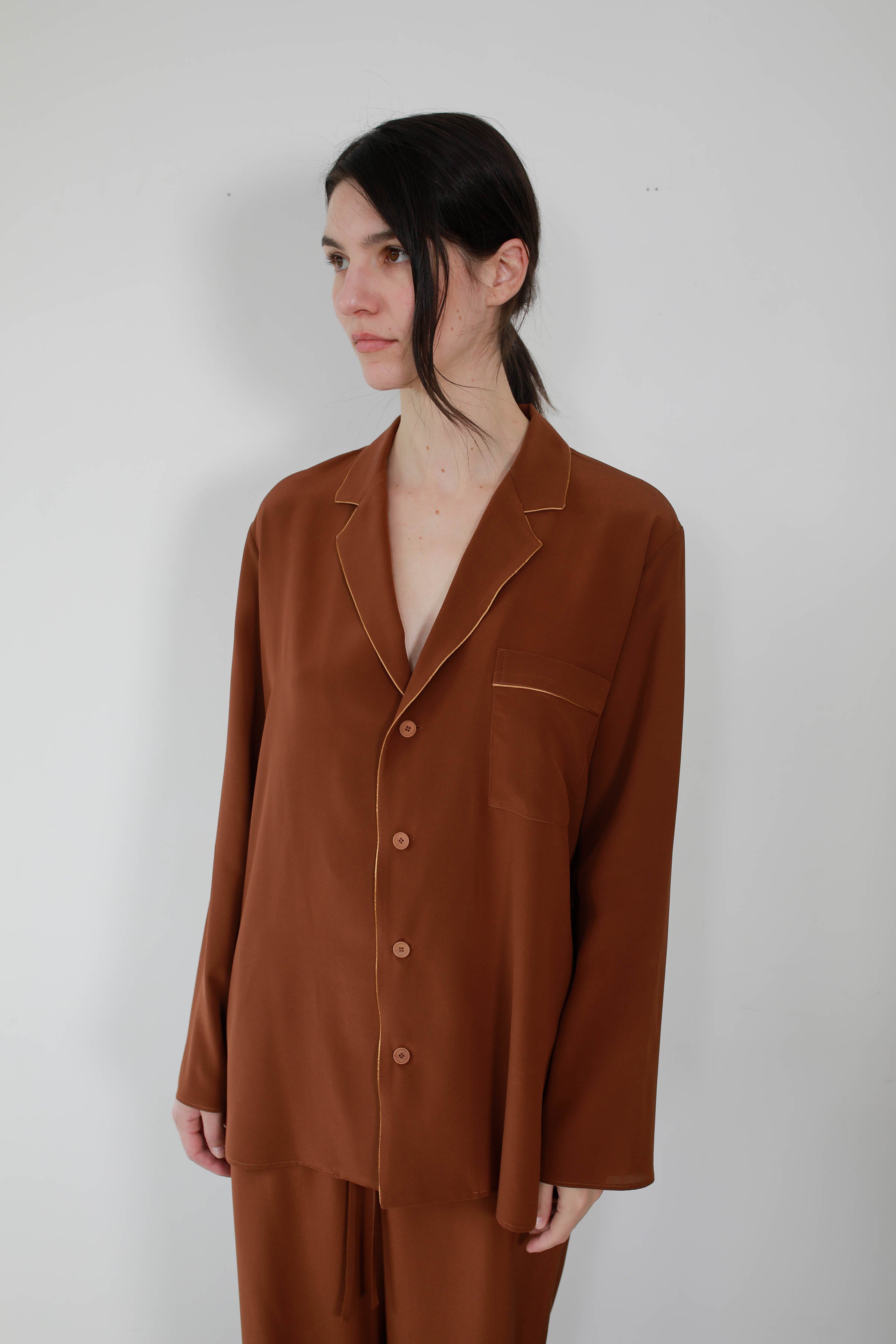 BLUSA DE SEDA RIBETEADA CLAY